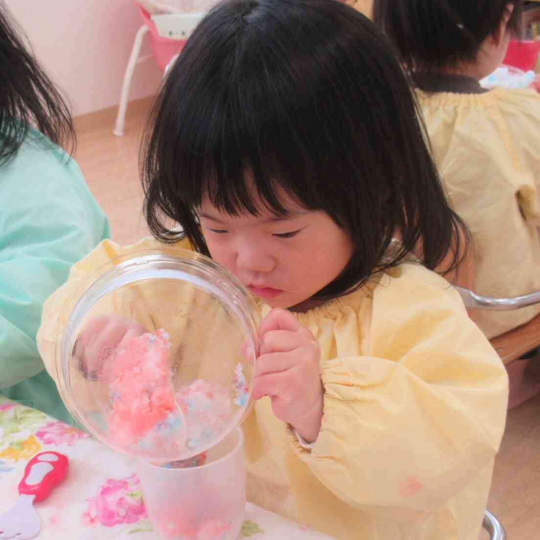 真剣に混ぜています