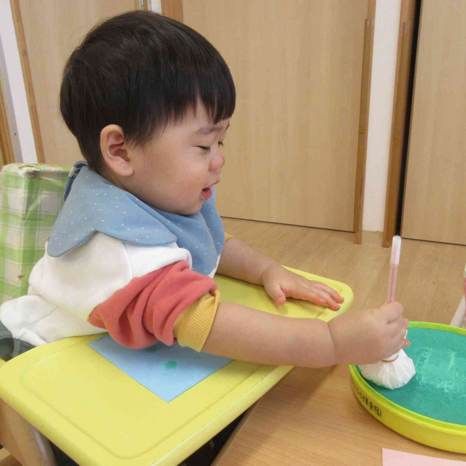 ひよこ組さんは絵の具をぽんぽん