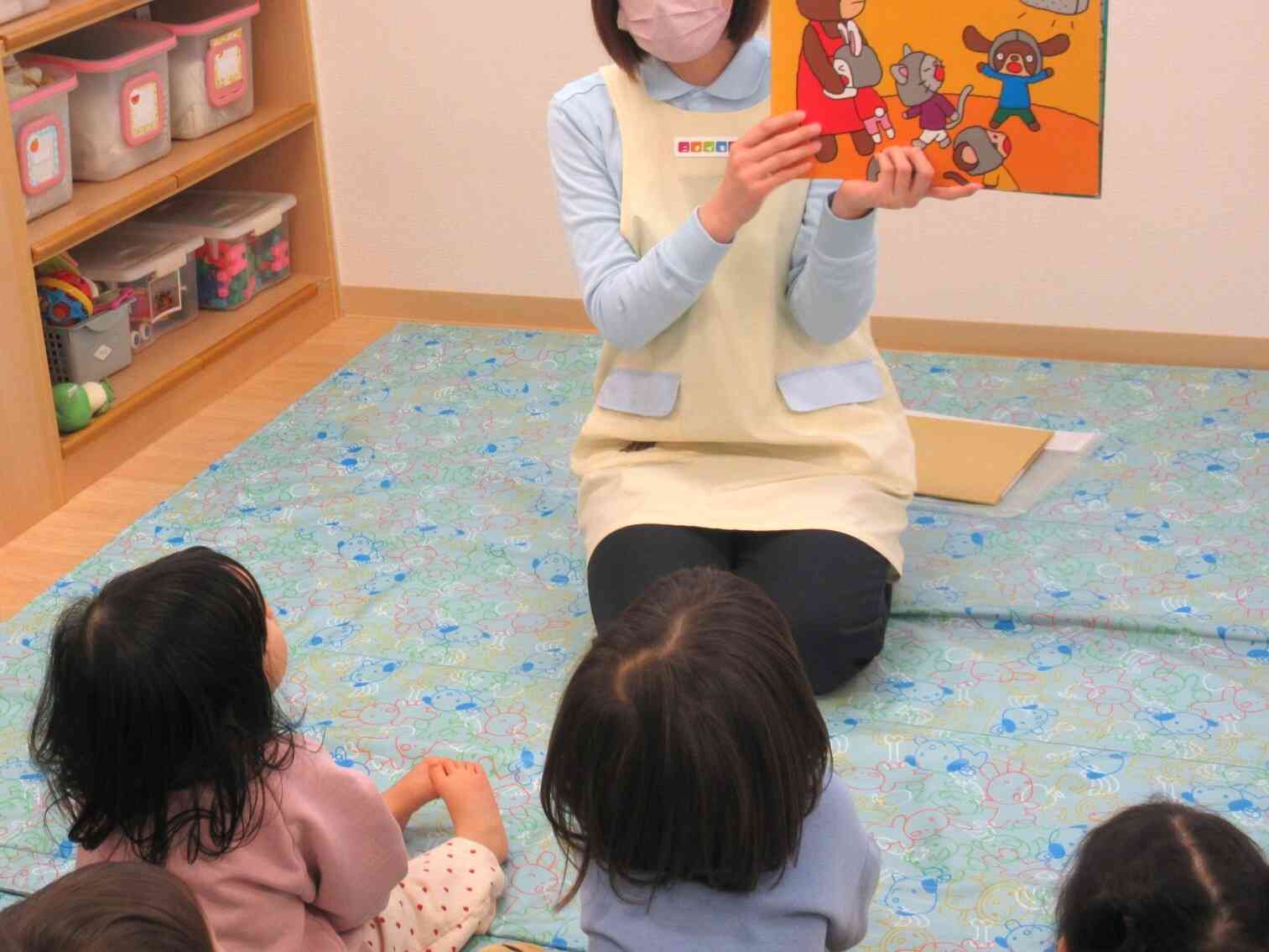 紙芝居を真剣に見ていました