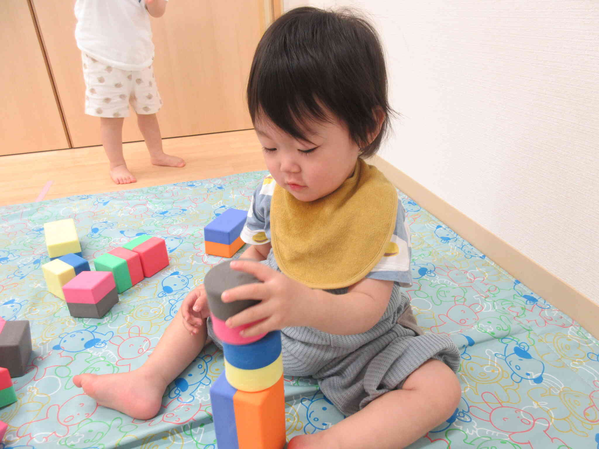 朝の自由遊び　ブロックやおままごとが人気です