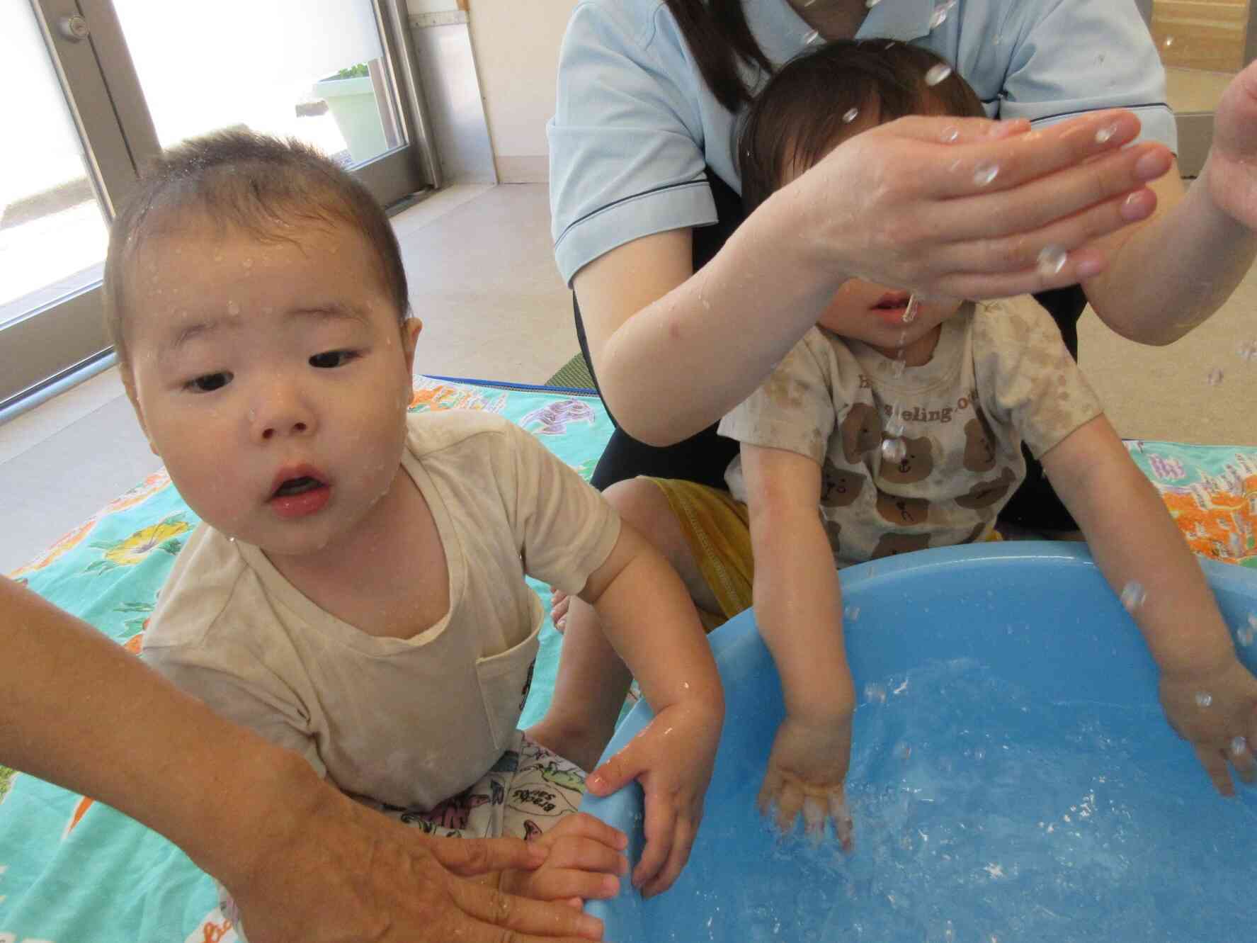 メイン活動　水遊びや雪遊びなど季節を感じる活動を行っています