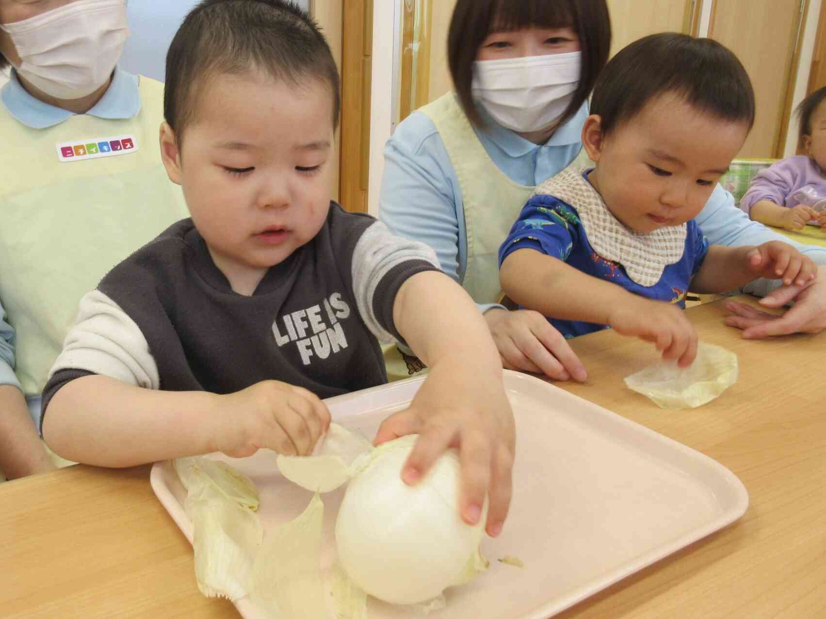 食育の日～新たまねぎの皮をむいてみよう～