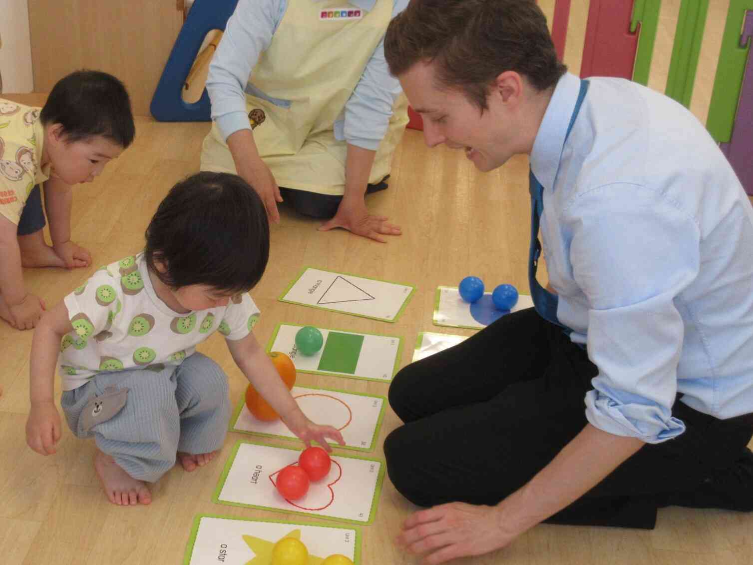 同じ色を見つけてボールを置きます