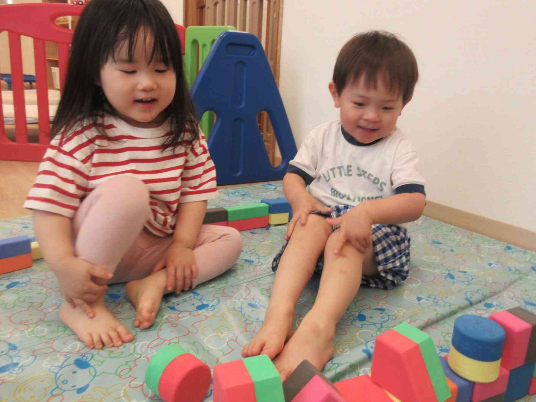 仲良く積み木遊び