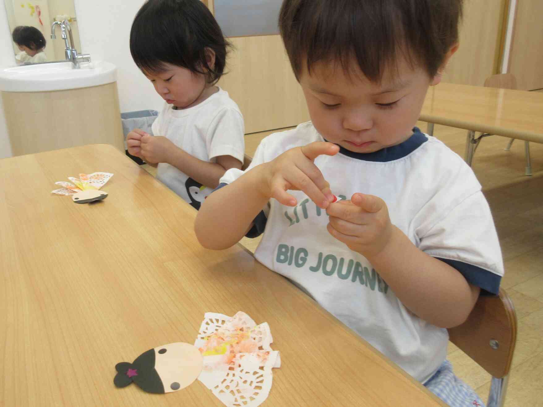 お顔はシールでペタペタ