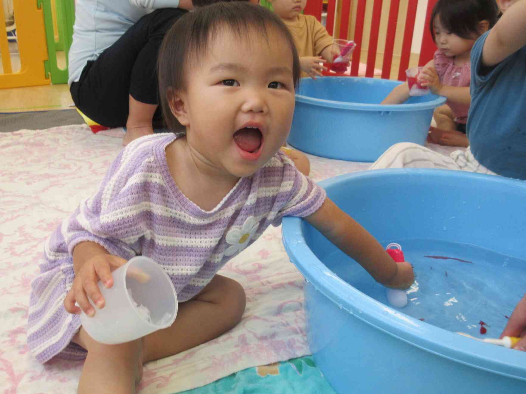 カラフルジュースの水遊び