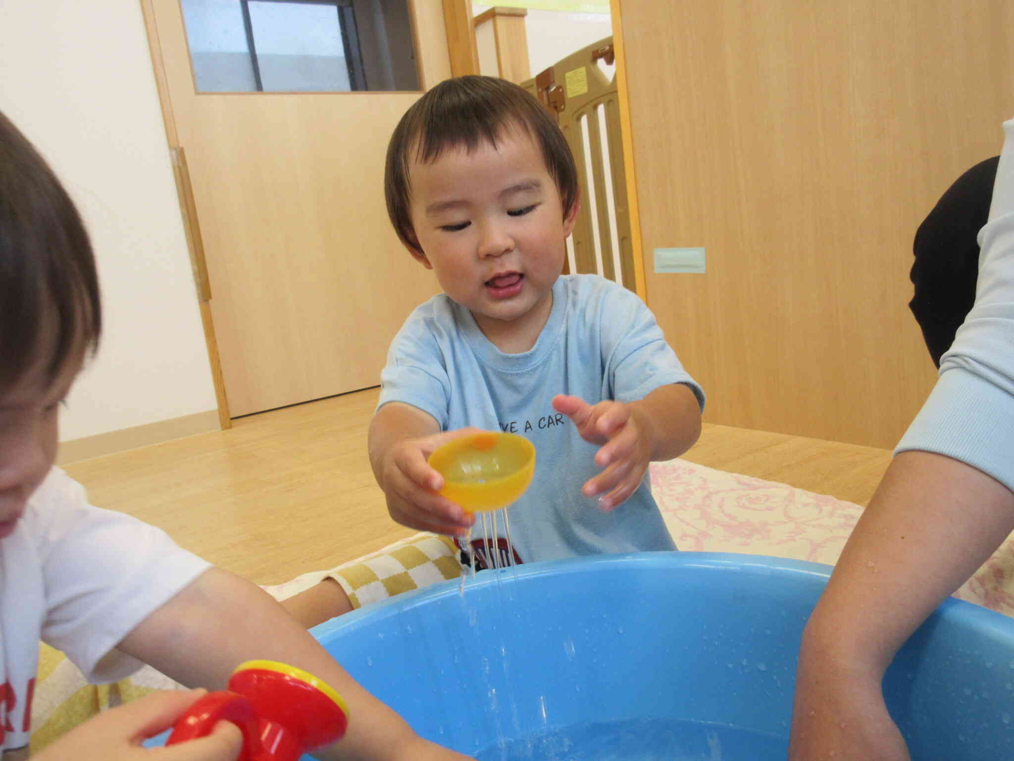 じゃーじゃー流れて面白い！