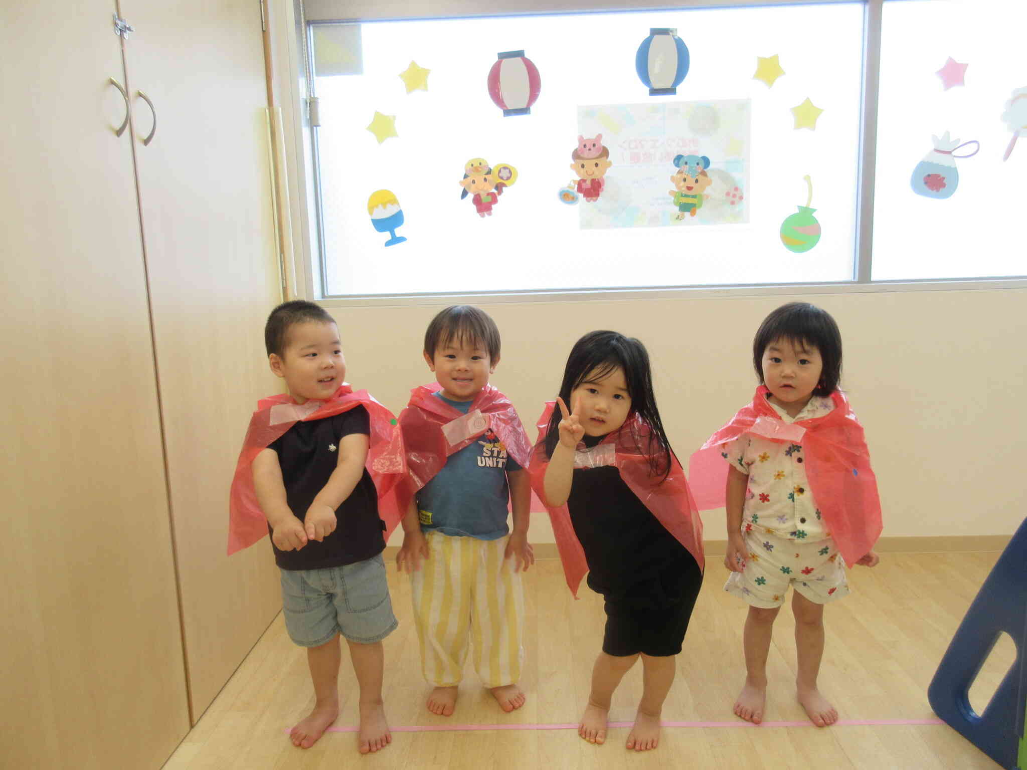 みんなで仲良くマントをつけて「はい、チーズ！」