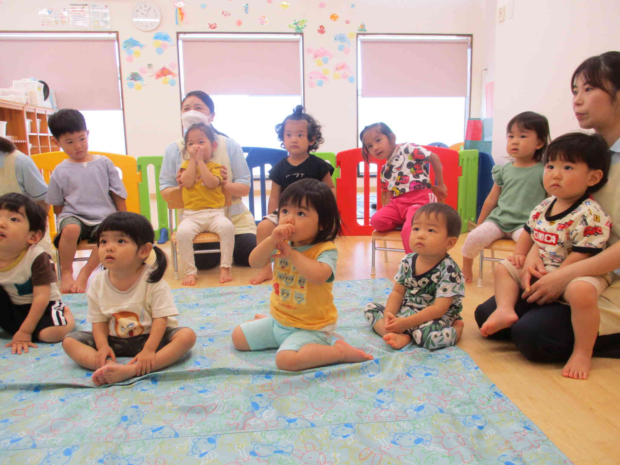 おべんとうバスのボードシアターに夢中！！　誕生会、早く始まらないかなー！