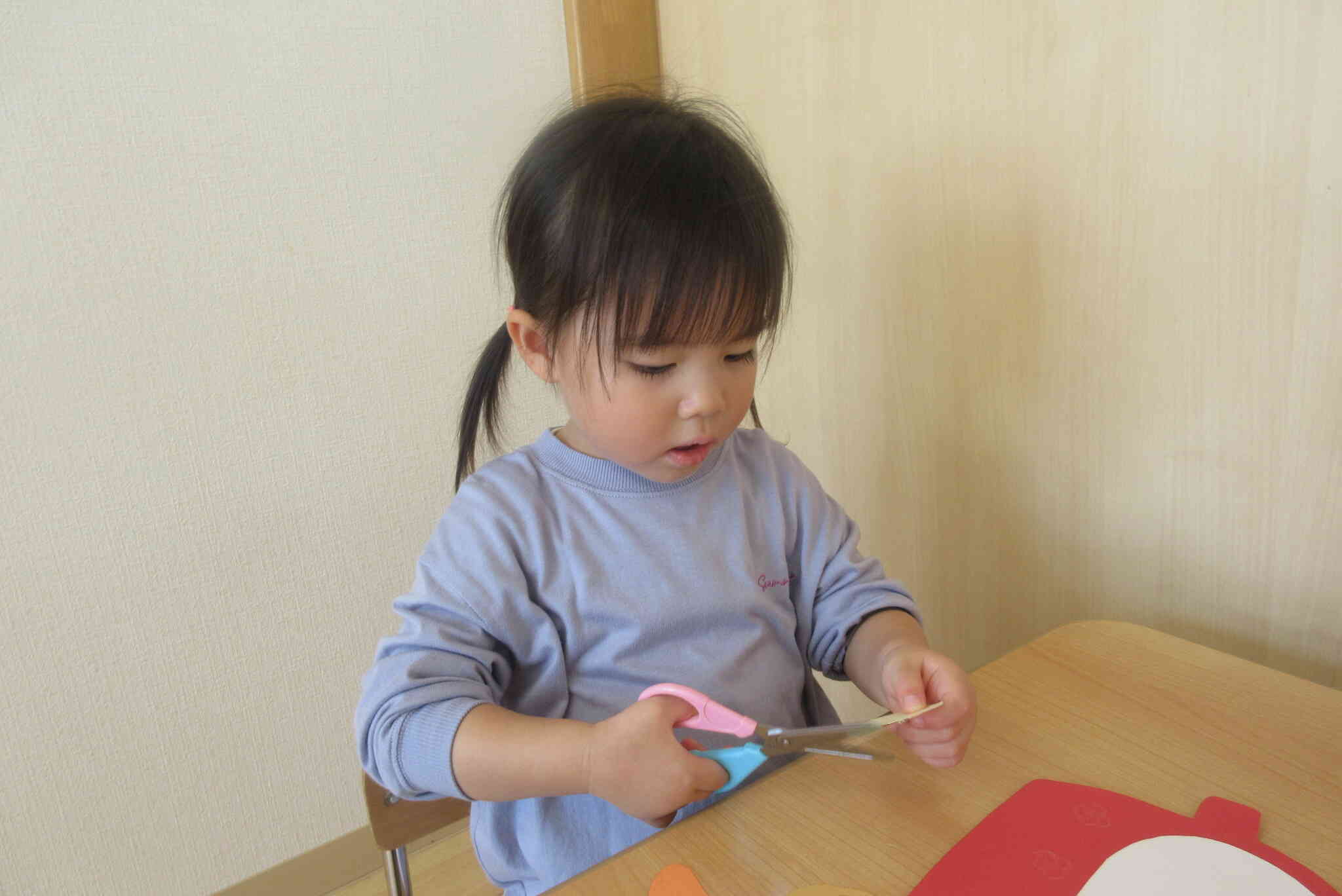 初めてのはさみを使った制作に挑戦！