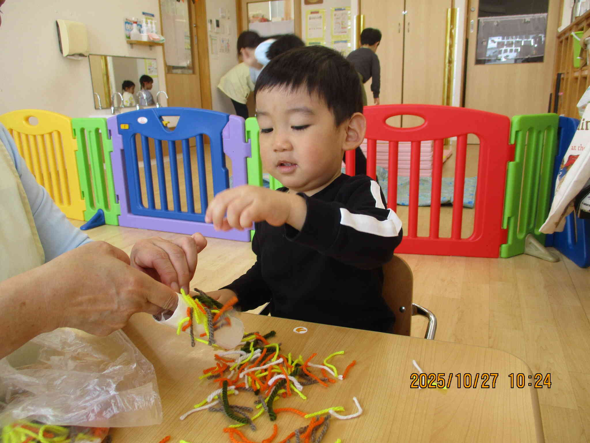 もじゃもじゃ毛糸を張り付けて何ができるかな～？