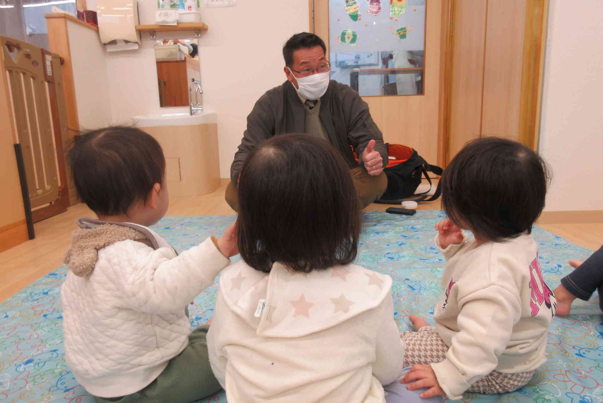 かわいい後ろ姿♡　先生に見惚れてる？？！！