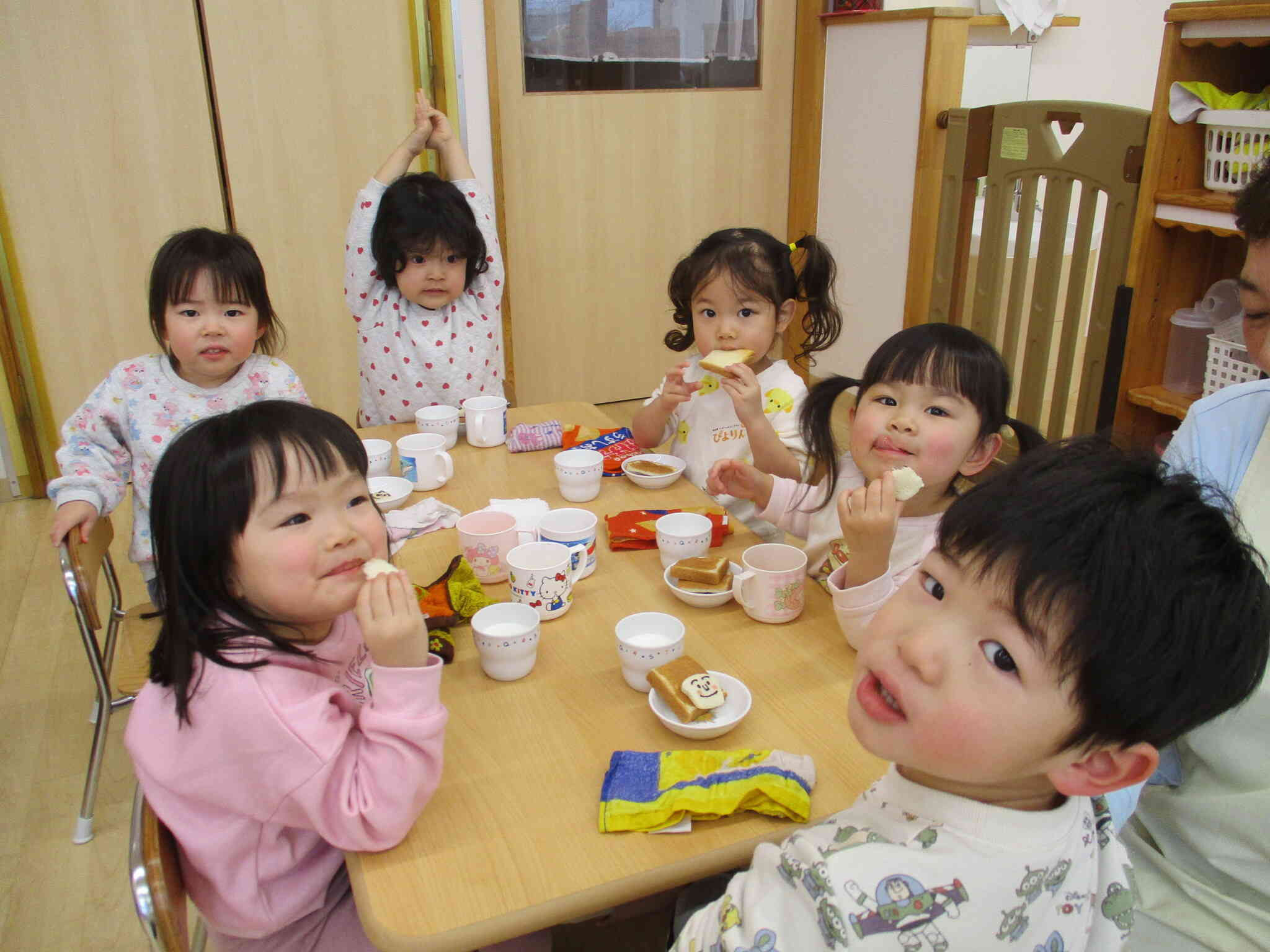 みんなで食べるおやつおいしい～