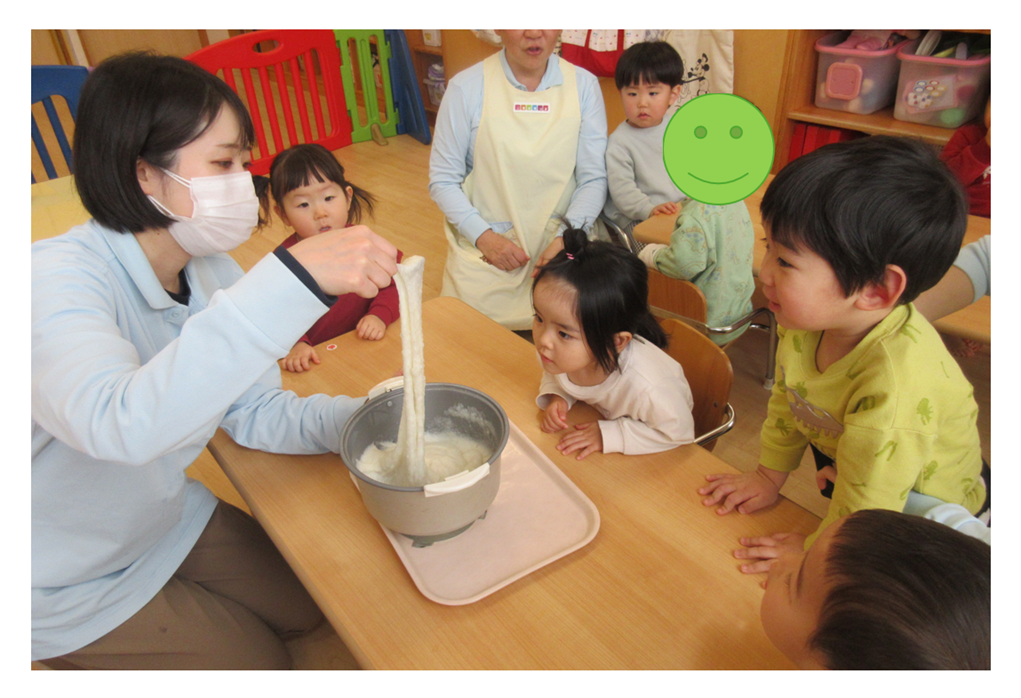 伸びるおもちに釘付け♡