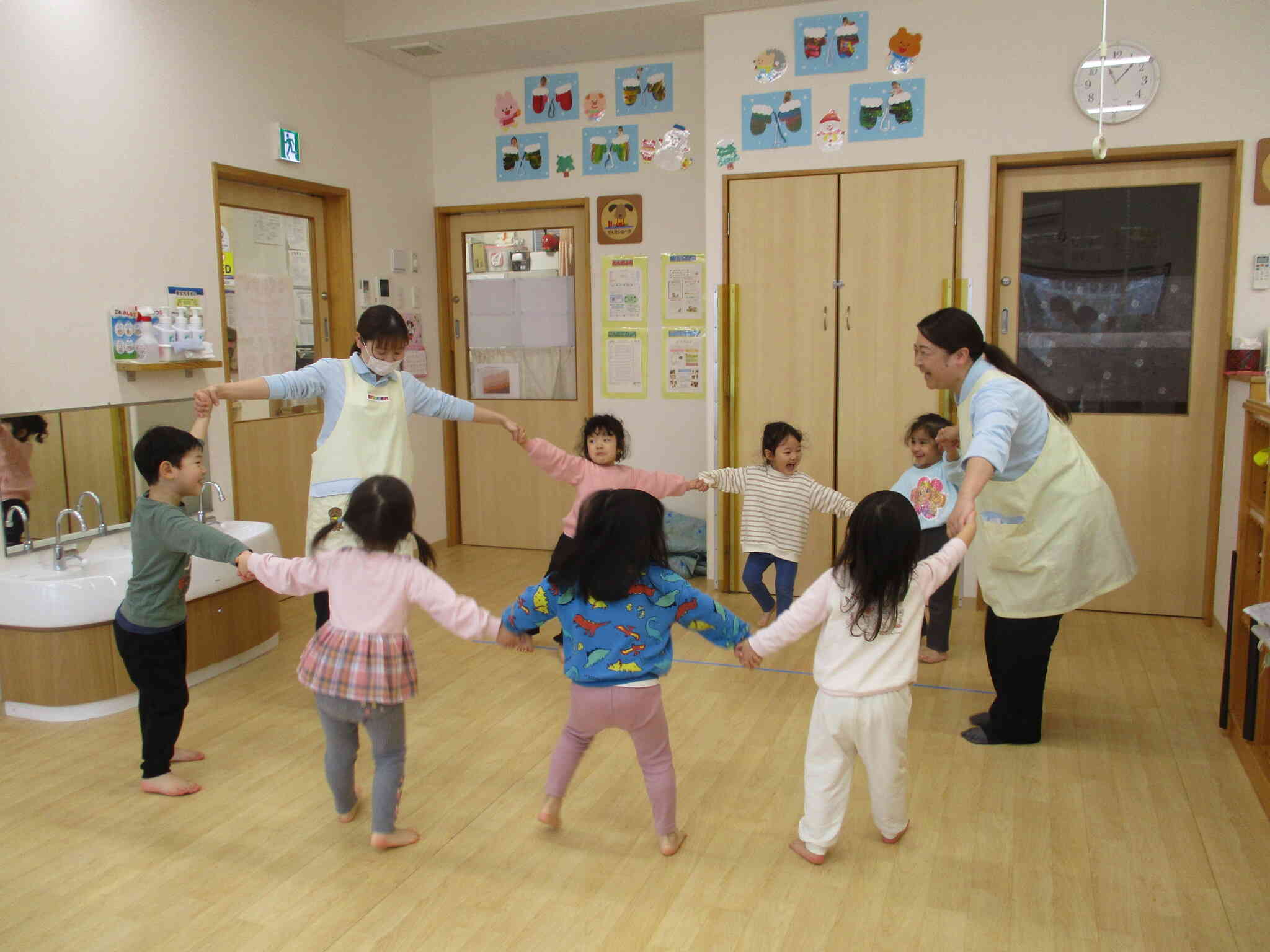 うさぎ組だけで大きな輪を作ったよ～♪　みんなで作ると楽しいね☆