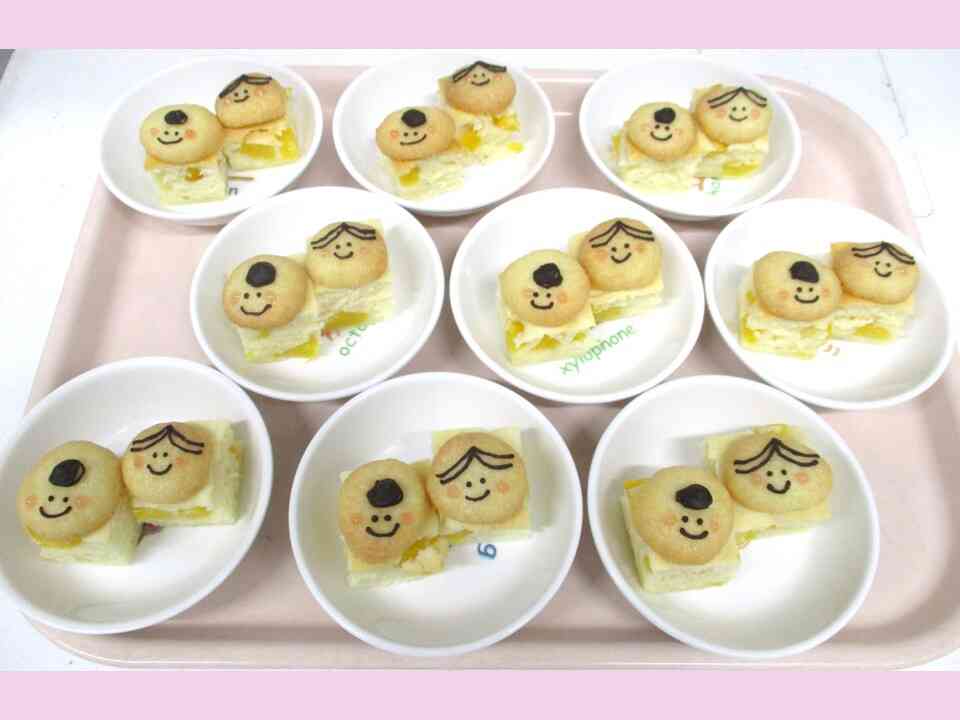 午後のおやつは桃のケーキの上に、なんとお内裏様とおひな様がのっていました！