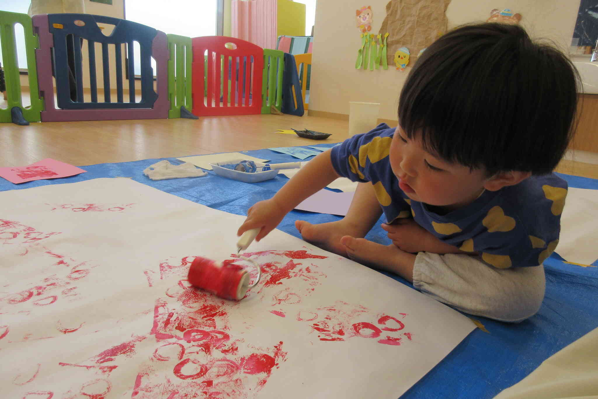 コロコロ～♬コロコロ～♪　赤い絵の具でコロコロお絵描きだよ！