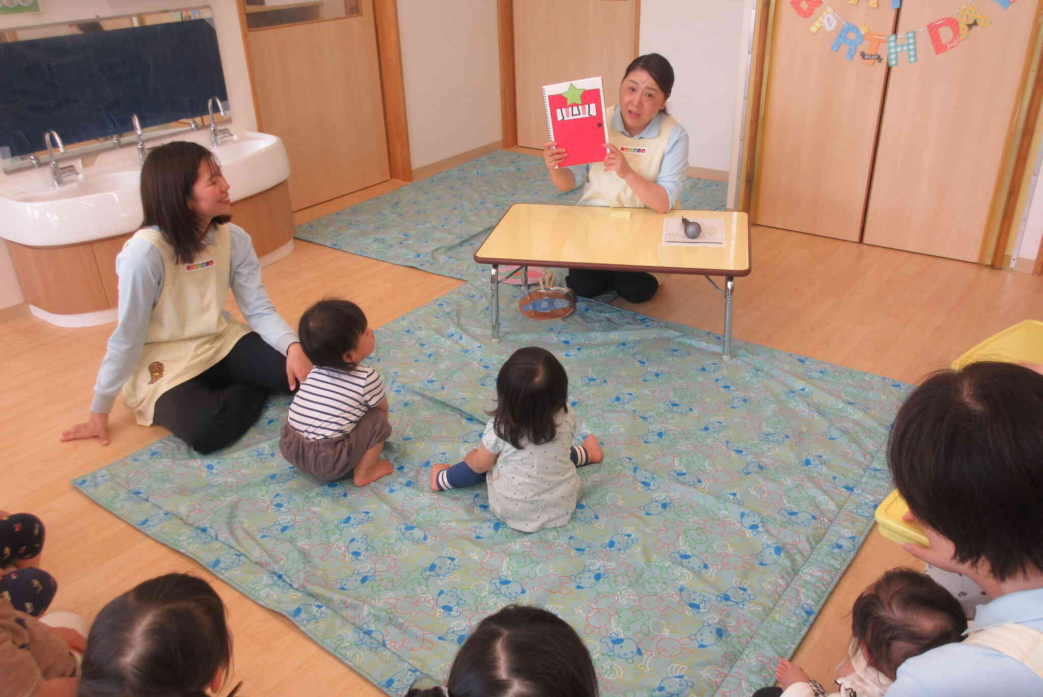 スケッチブックシアター「トントントン！誰ですか？」にくぎ付けのあひる組さん