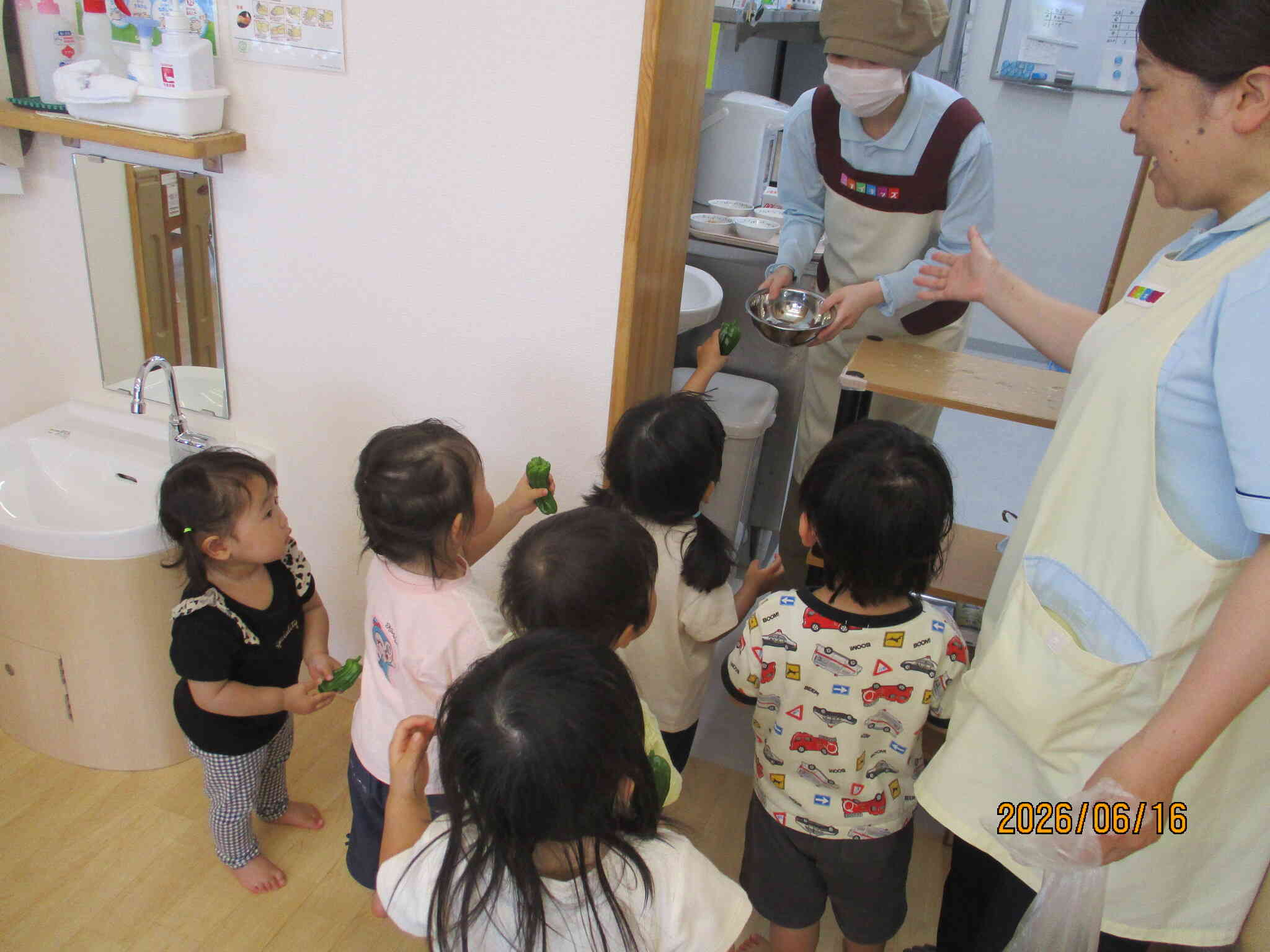 自分で収穫したピーマンを給食先生に届けたよ