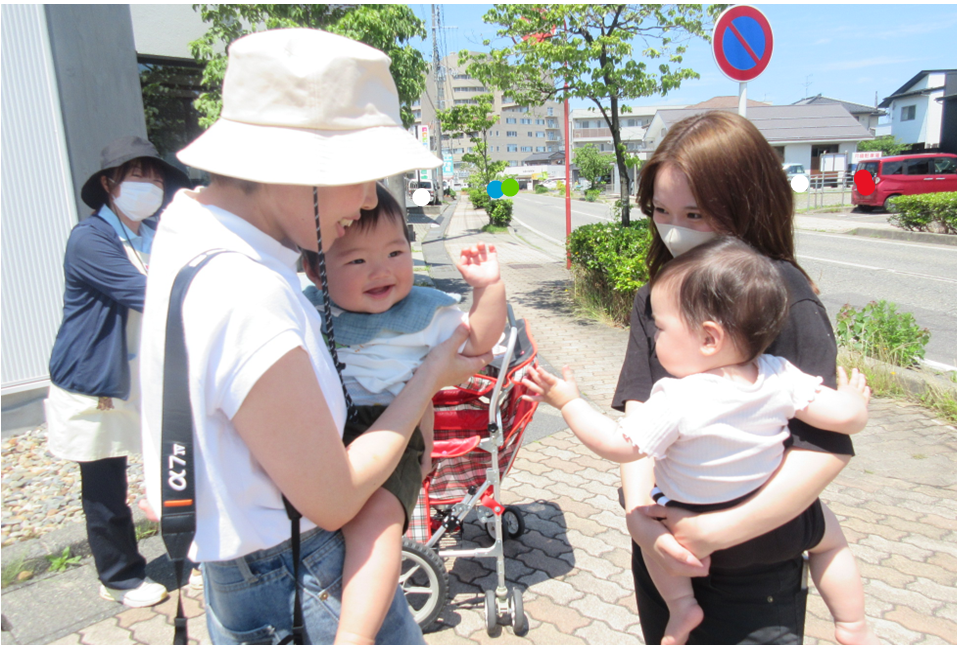 お散歩で園周辺をご紹介♪