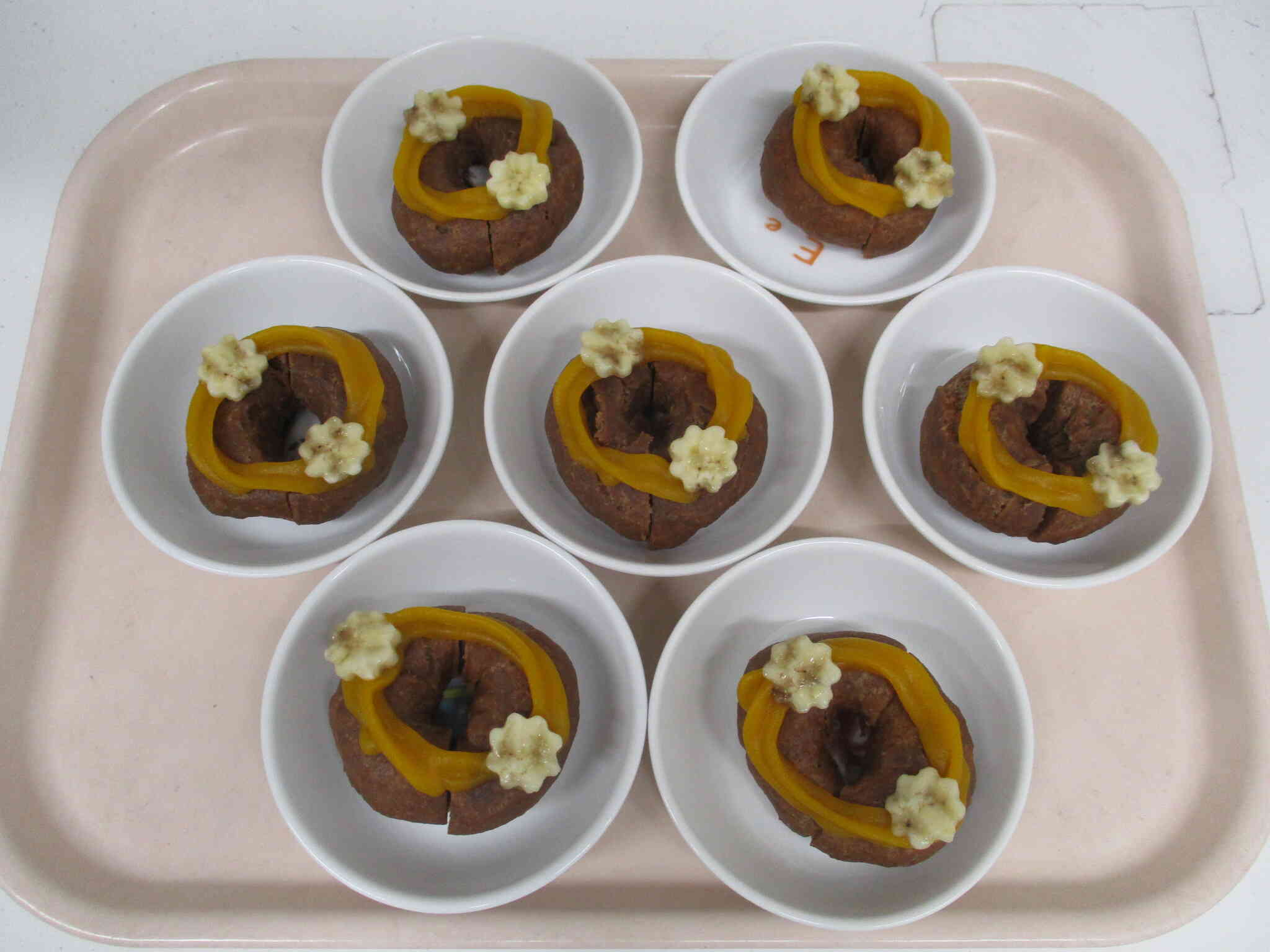 今日のおやつは『ドーナッツ」かぼちゃのホイップ添え