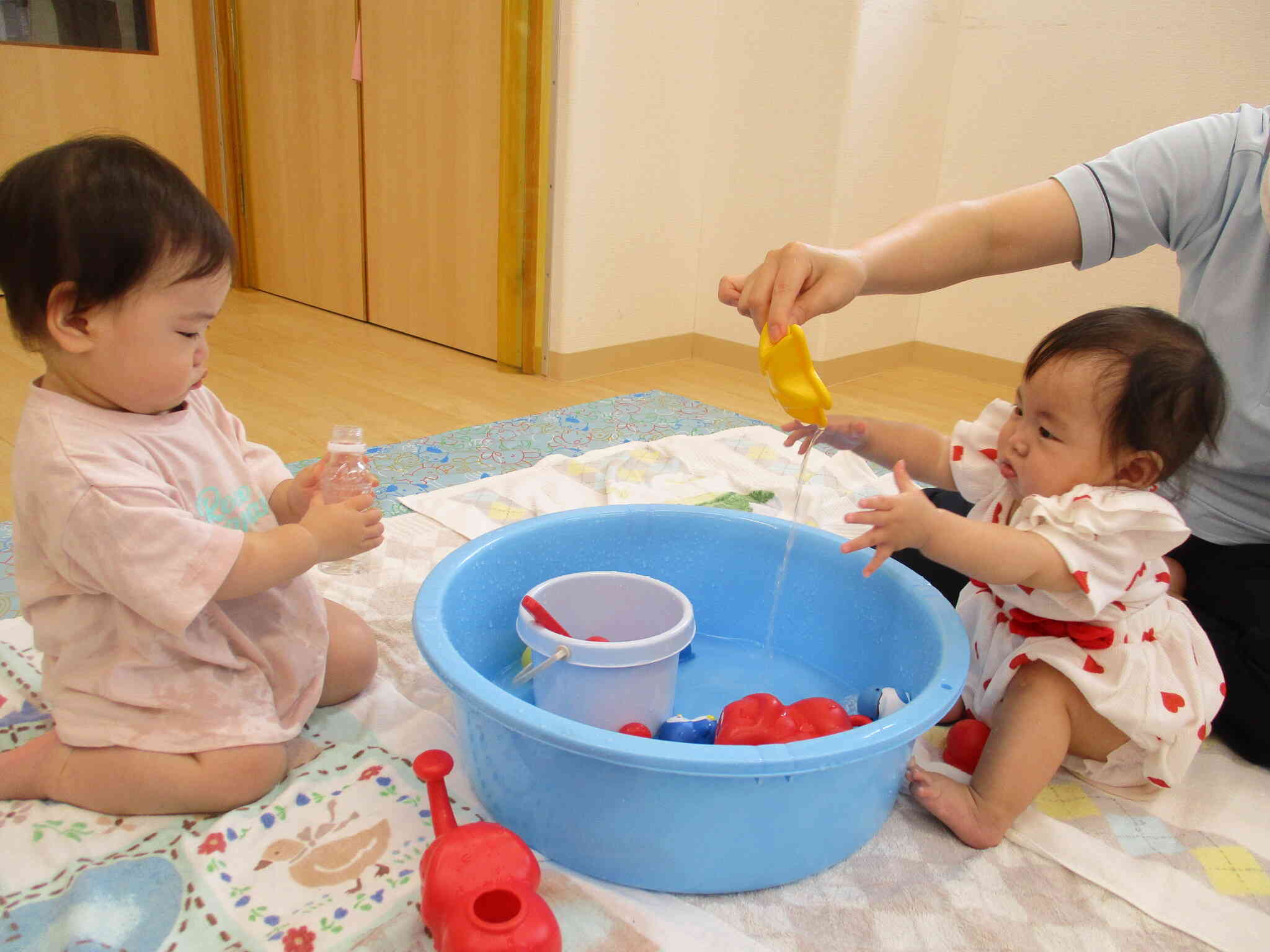 外が暑すぎる時は...♪(ひよこ組)