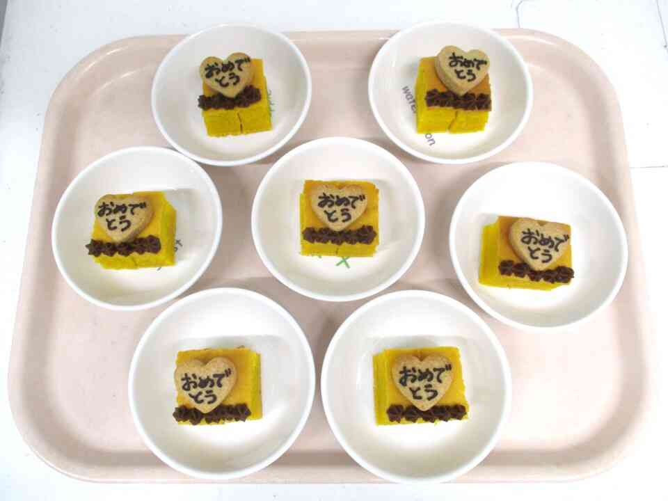 おやつはカボチャのケーキでお祝いしました！