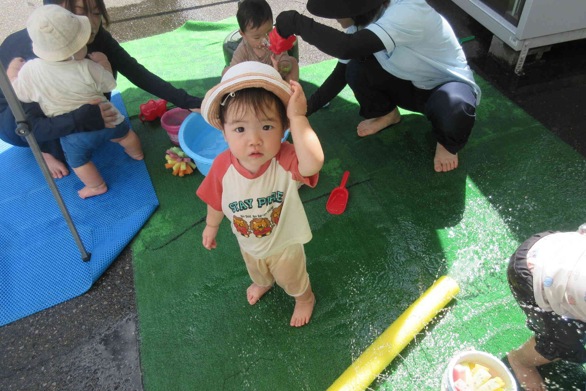 お水がかかっちゃうよー☆　つめたーい！