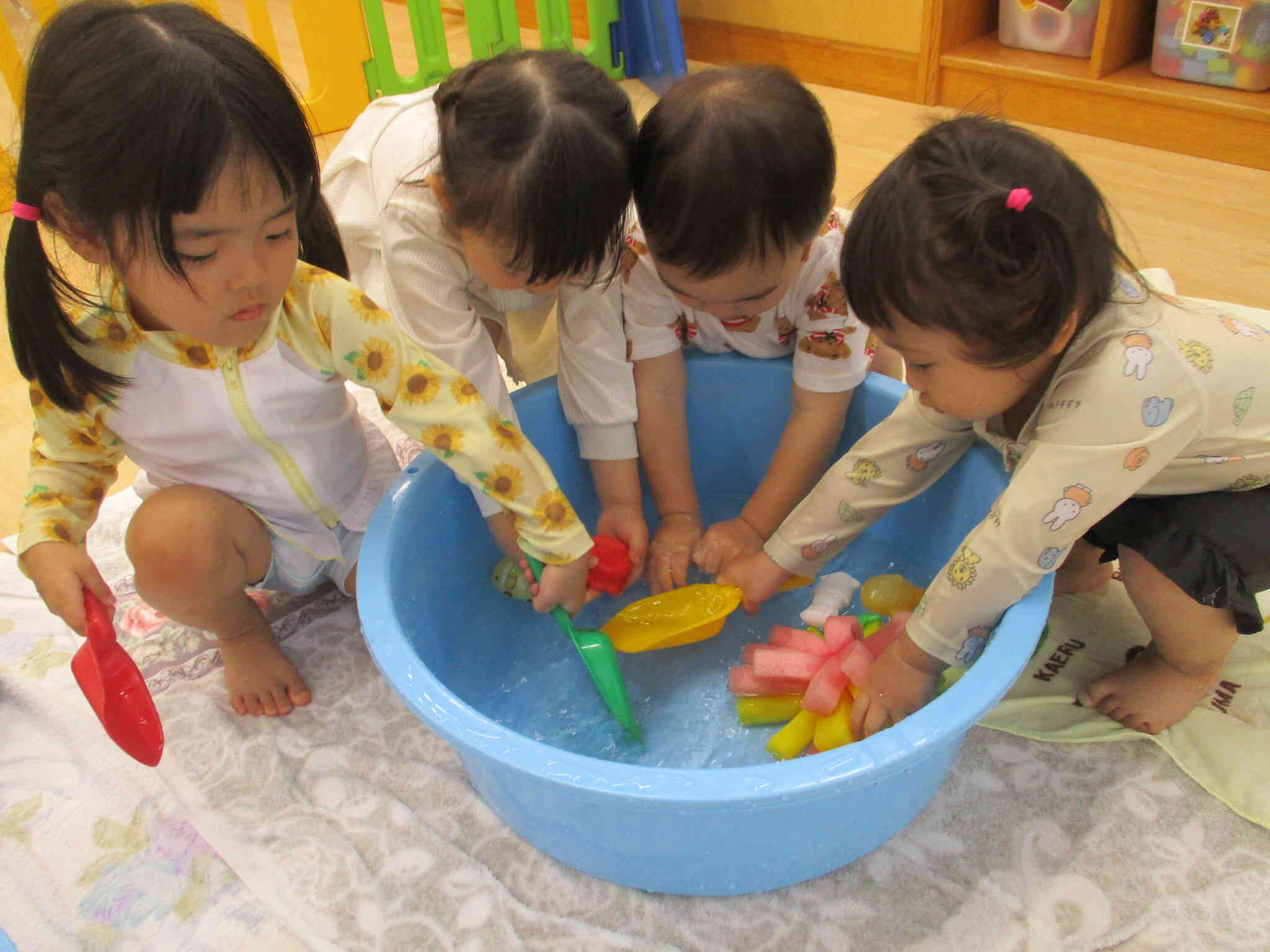 みんなで手を入れてバシャバシャ♪　おもちゃもみーつけた！！