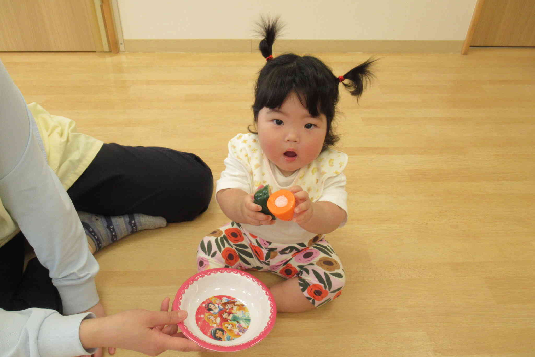 「みかんとスイカをどうぞ」