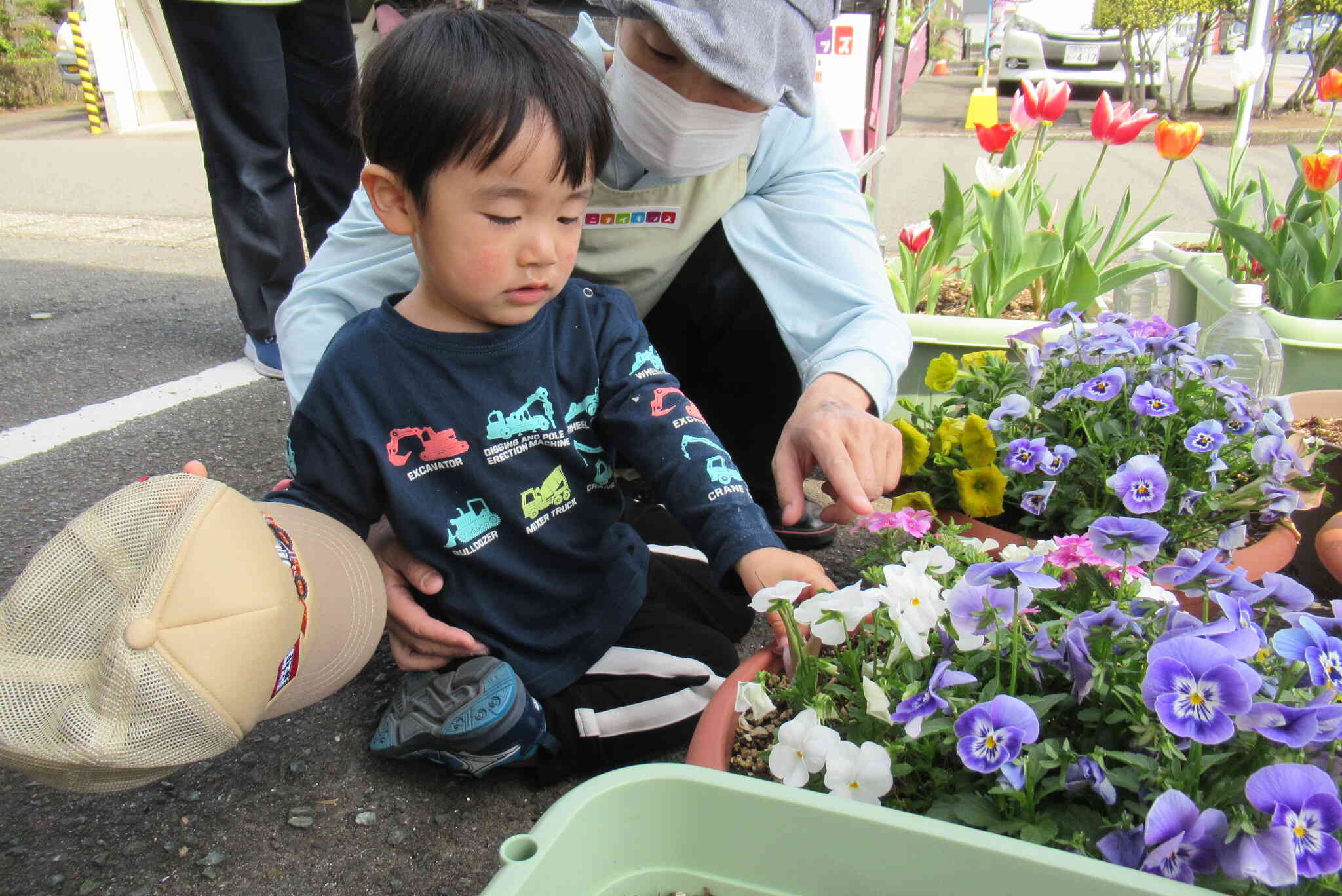玄関前のお花も満開です。