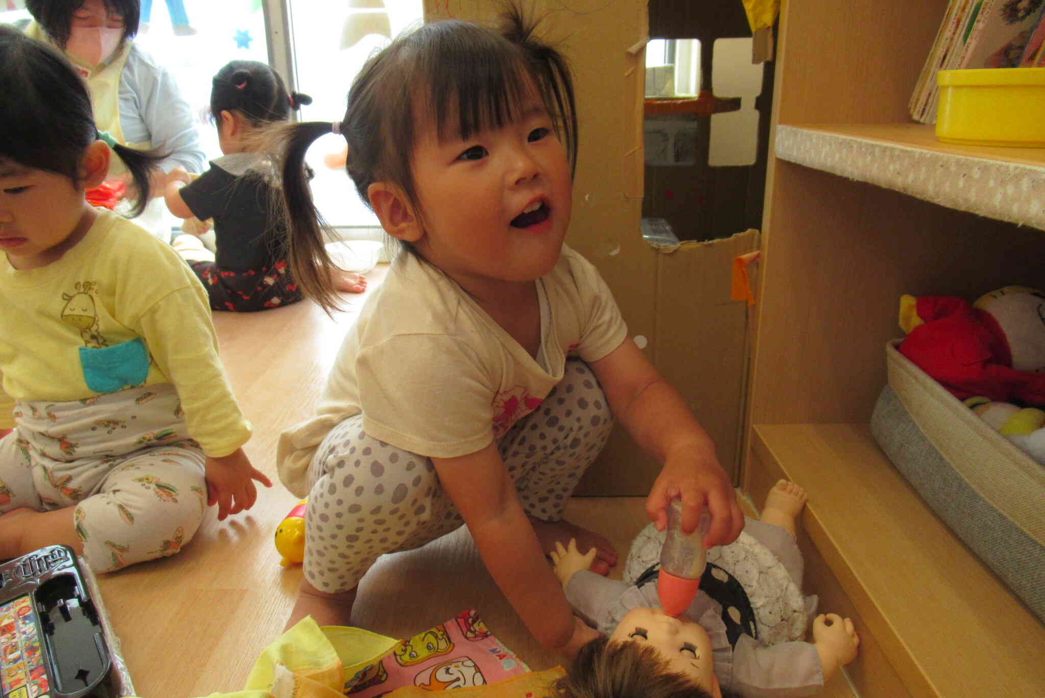 お人形さん、ミルクどうぞ！