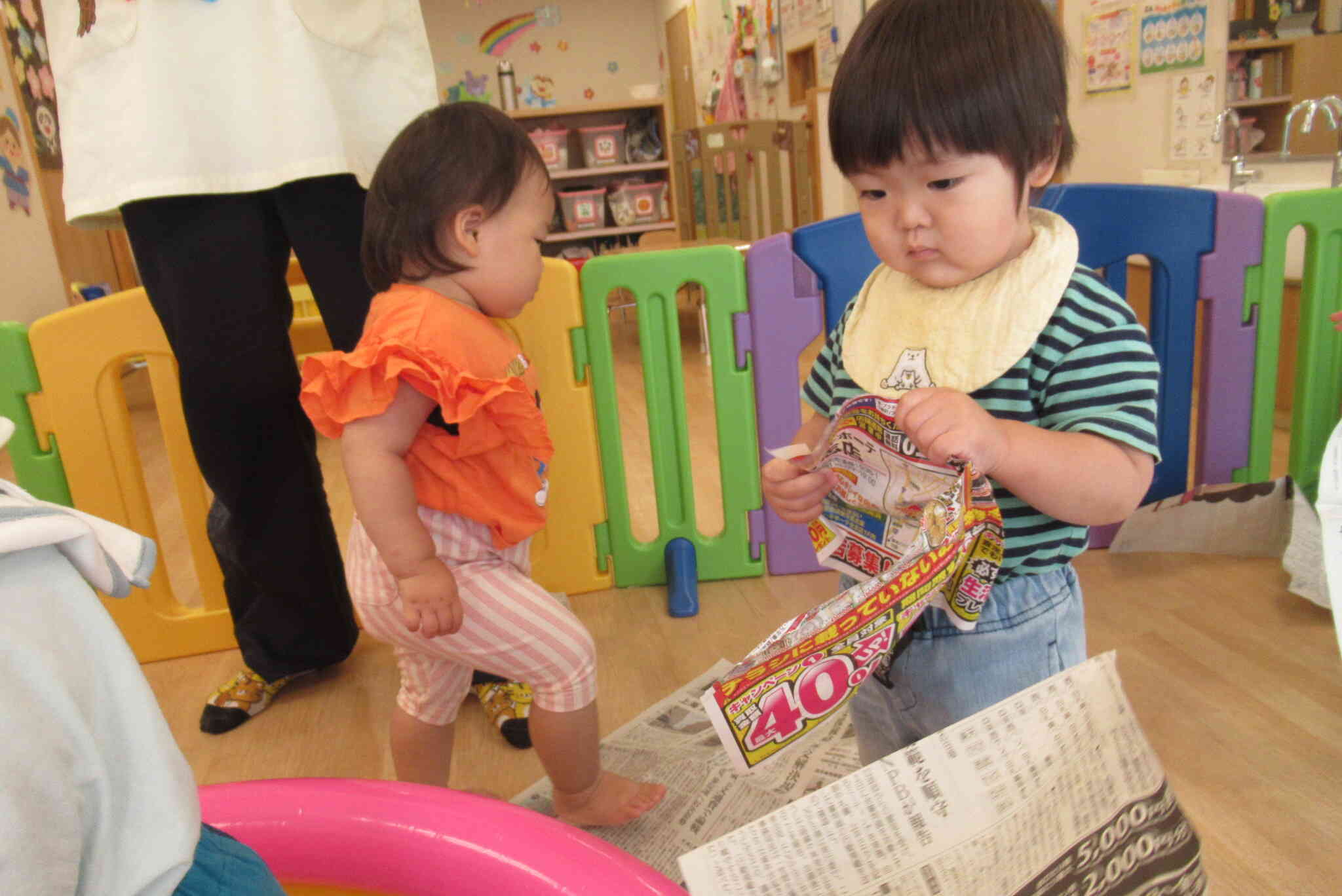 新聞紙をたくさん破って入れよう！