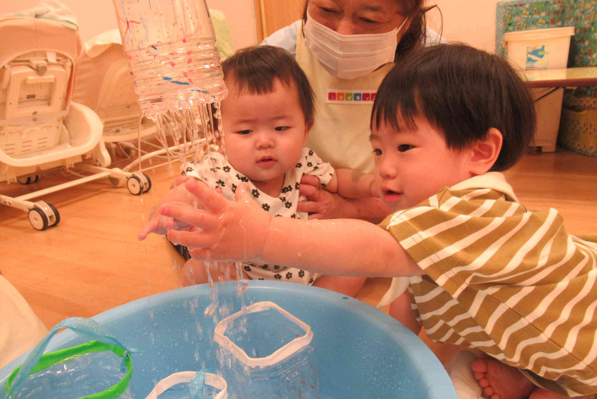 お水に触ってみよう！