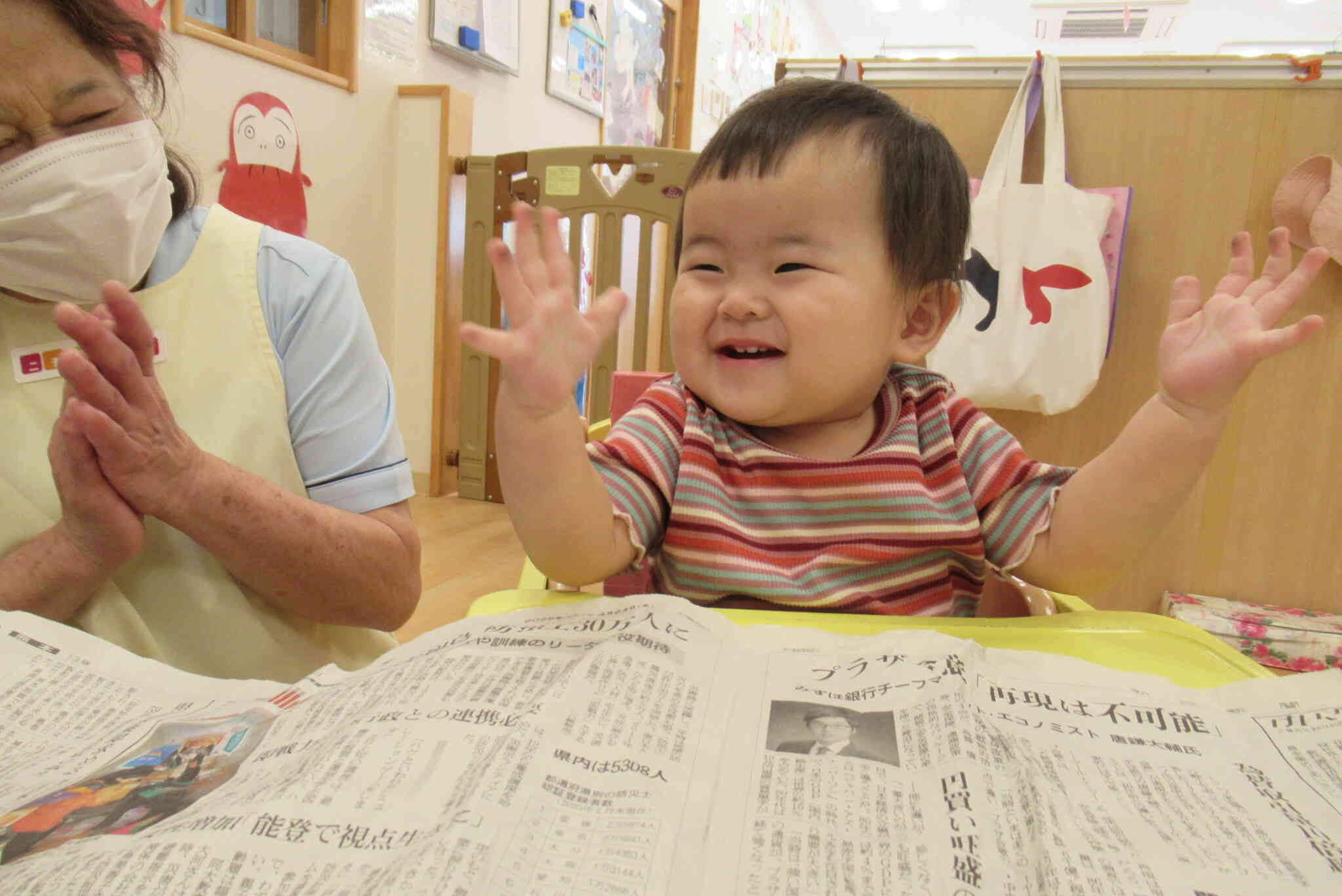 英語レッスンと新聞紙遊び！