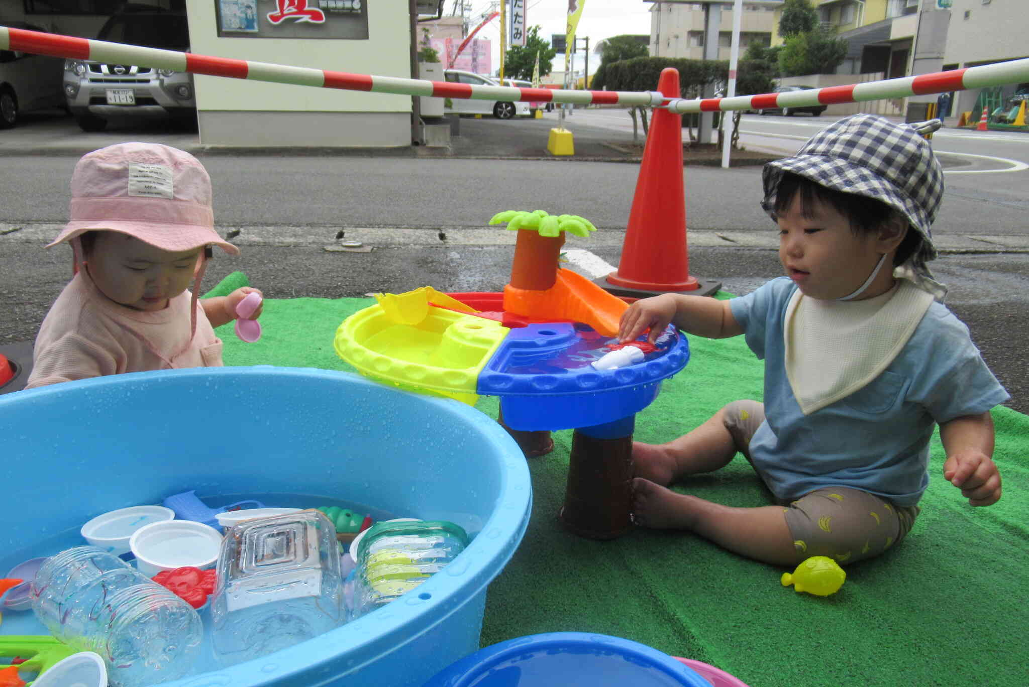 仲良く水遊び！