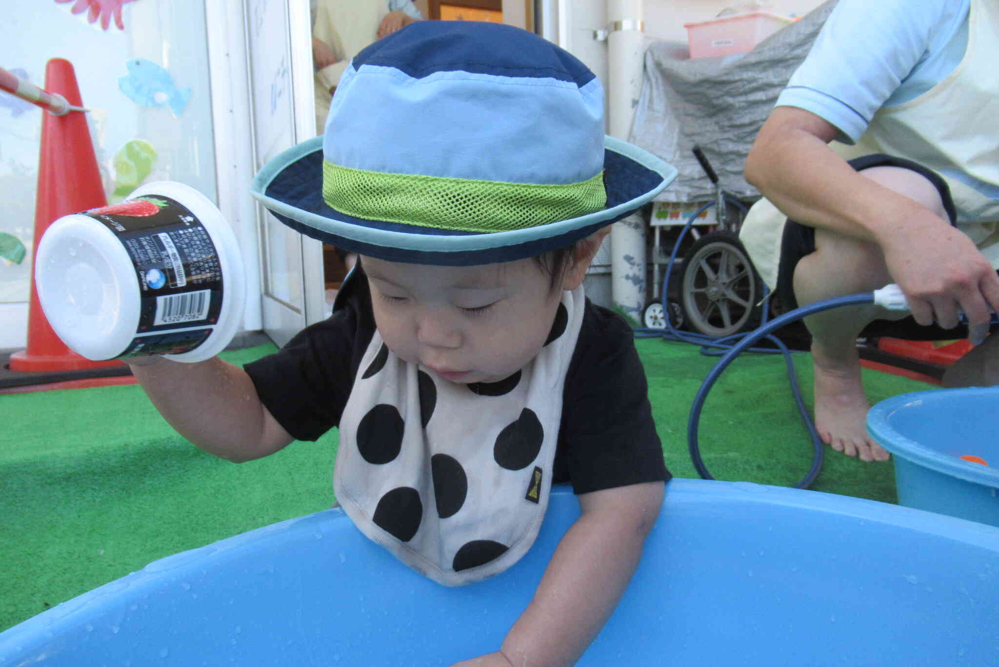 カップに水を入れるよー！