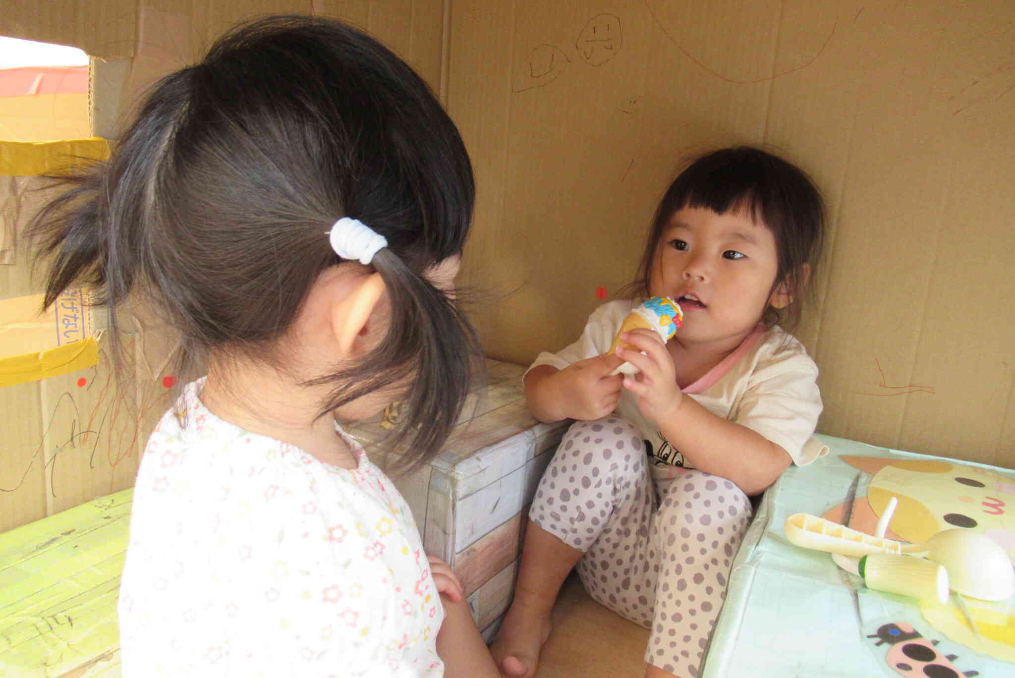 アイスクリームをどうぞ！