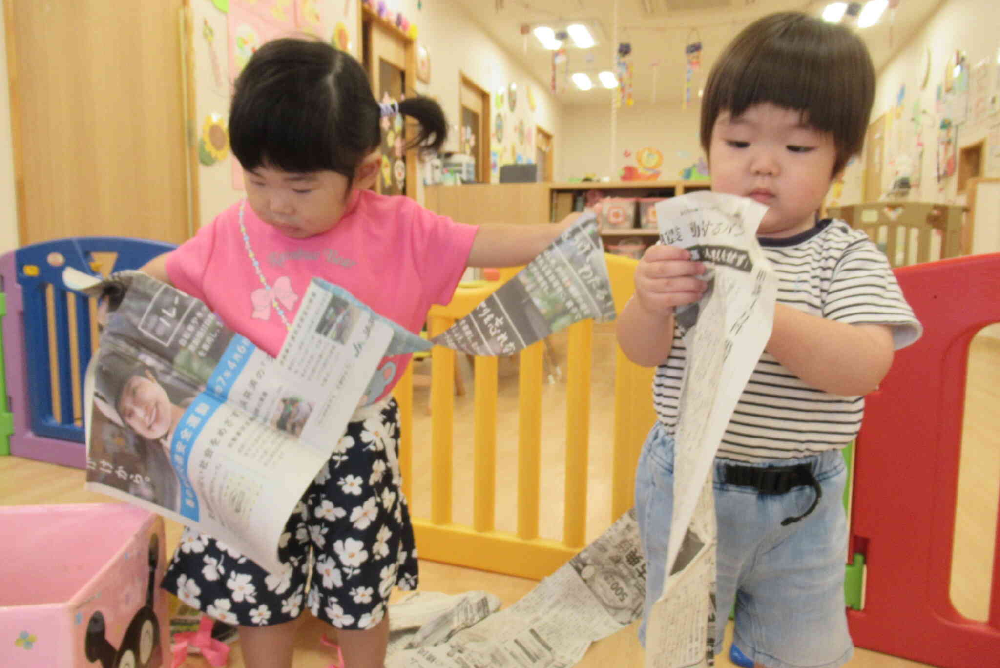 久しぶりの新聞紙遊び!