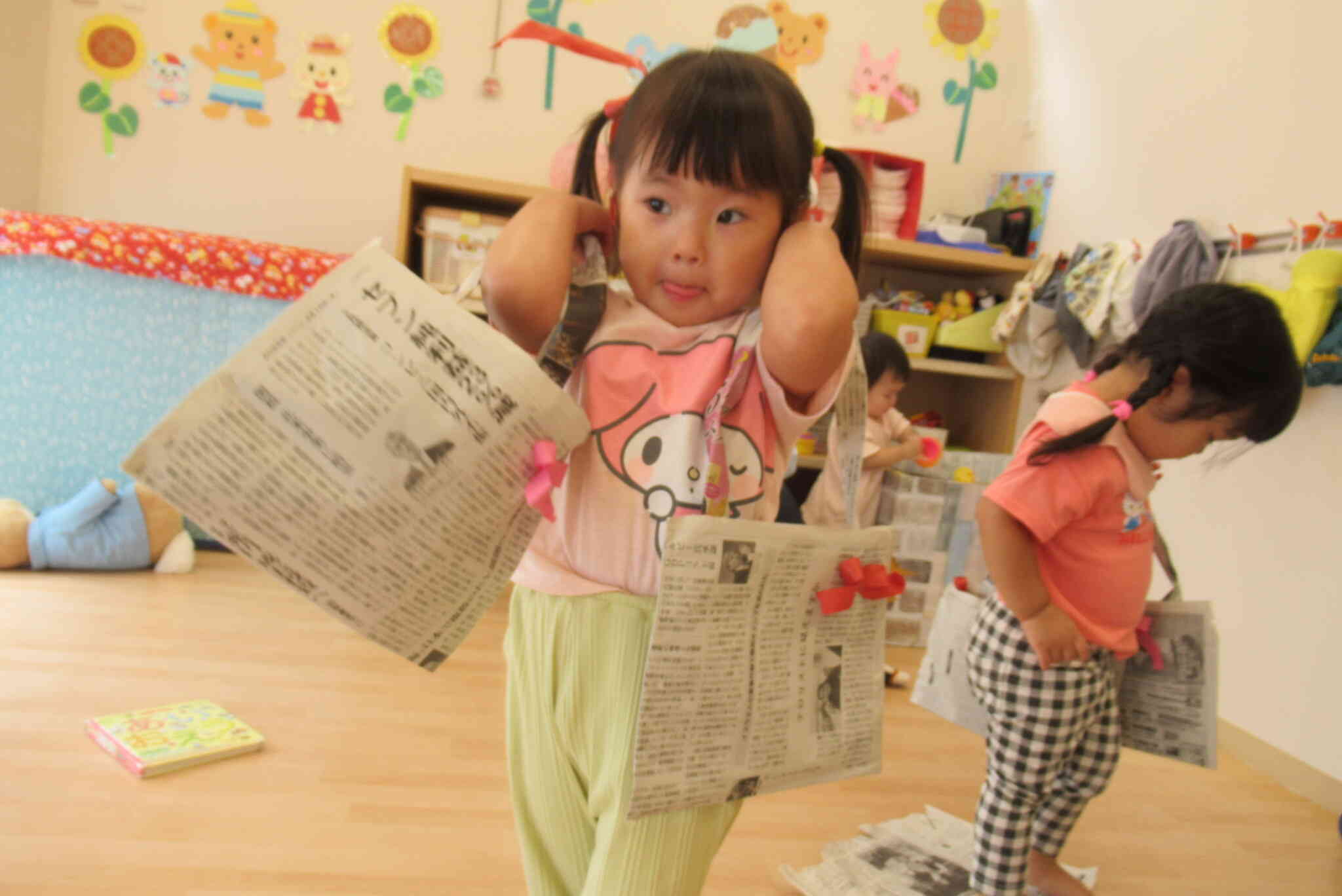 新聞紙のバッグを持っておでかけよ！