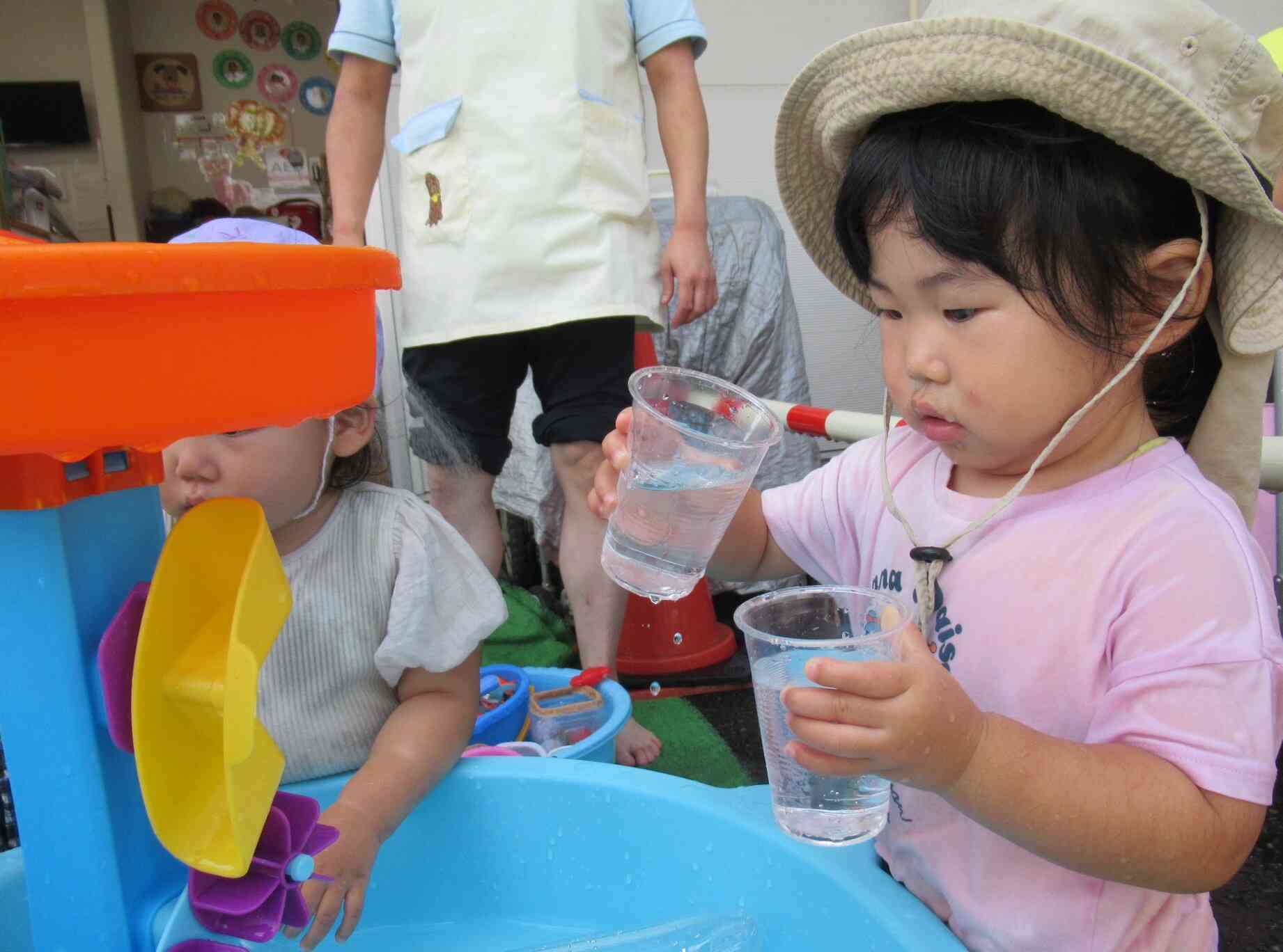 コップに水を汲んでジュース屋さん！
