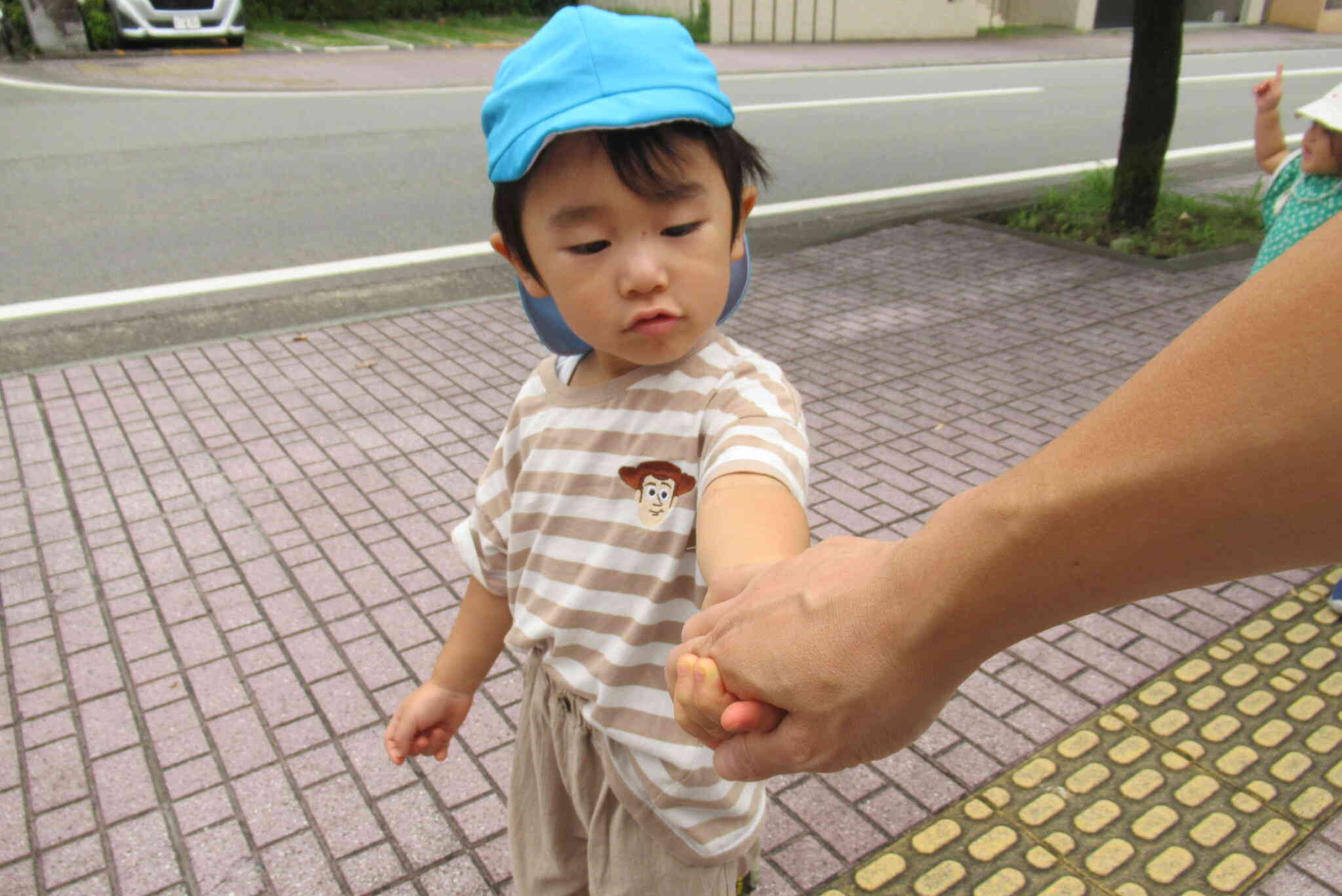 手を繋いで…