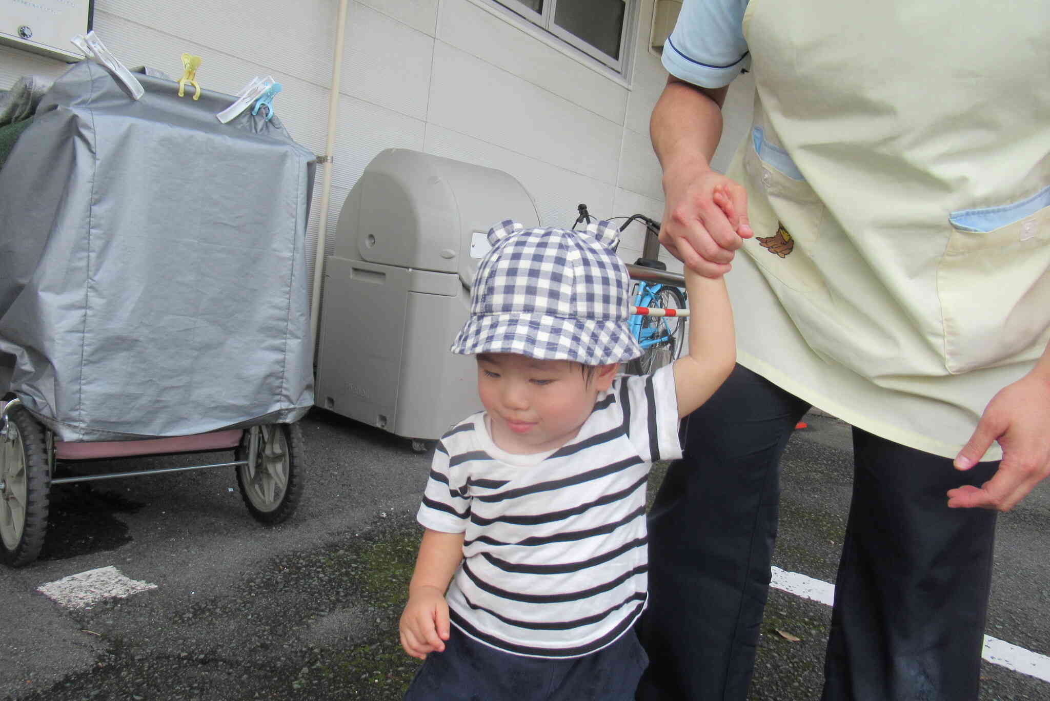 先生とお手てを繋いで…