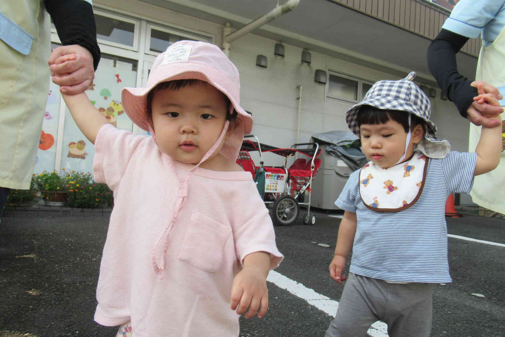 お手てを繋いで…
