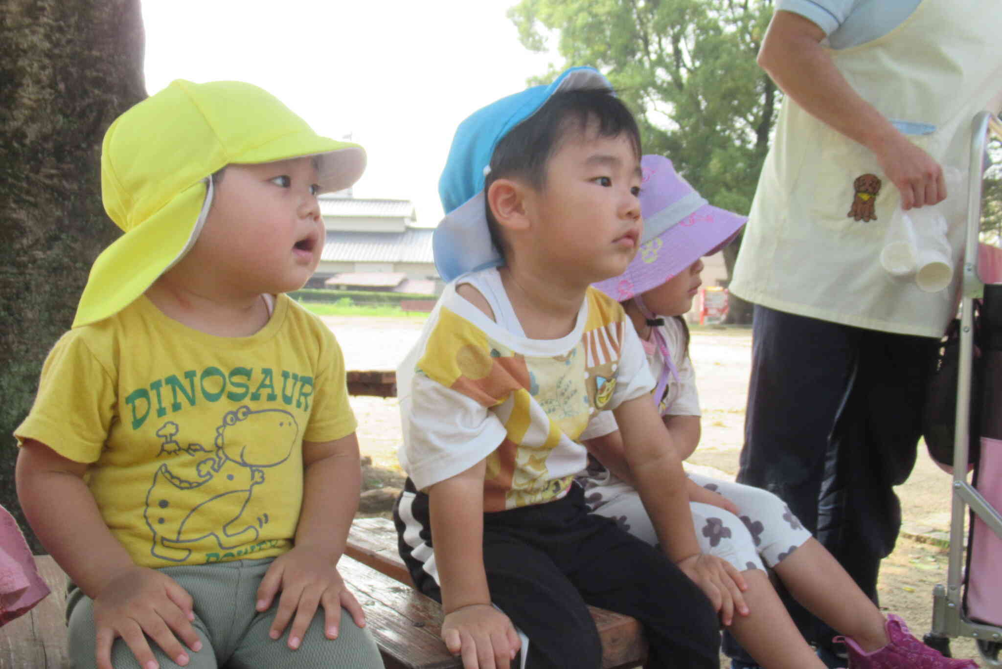 公園で遊ぶ時のお約束をしっかりと聞いています。
