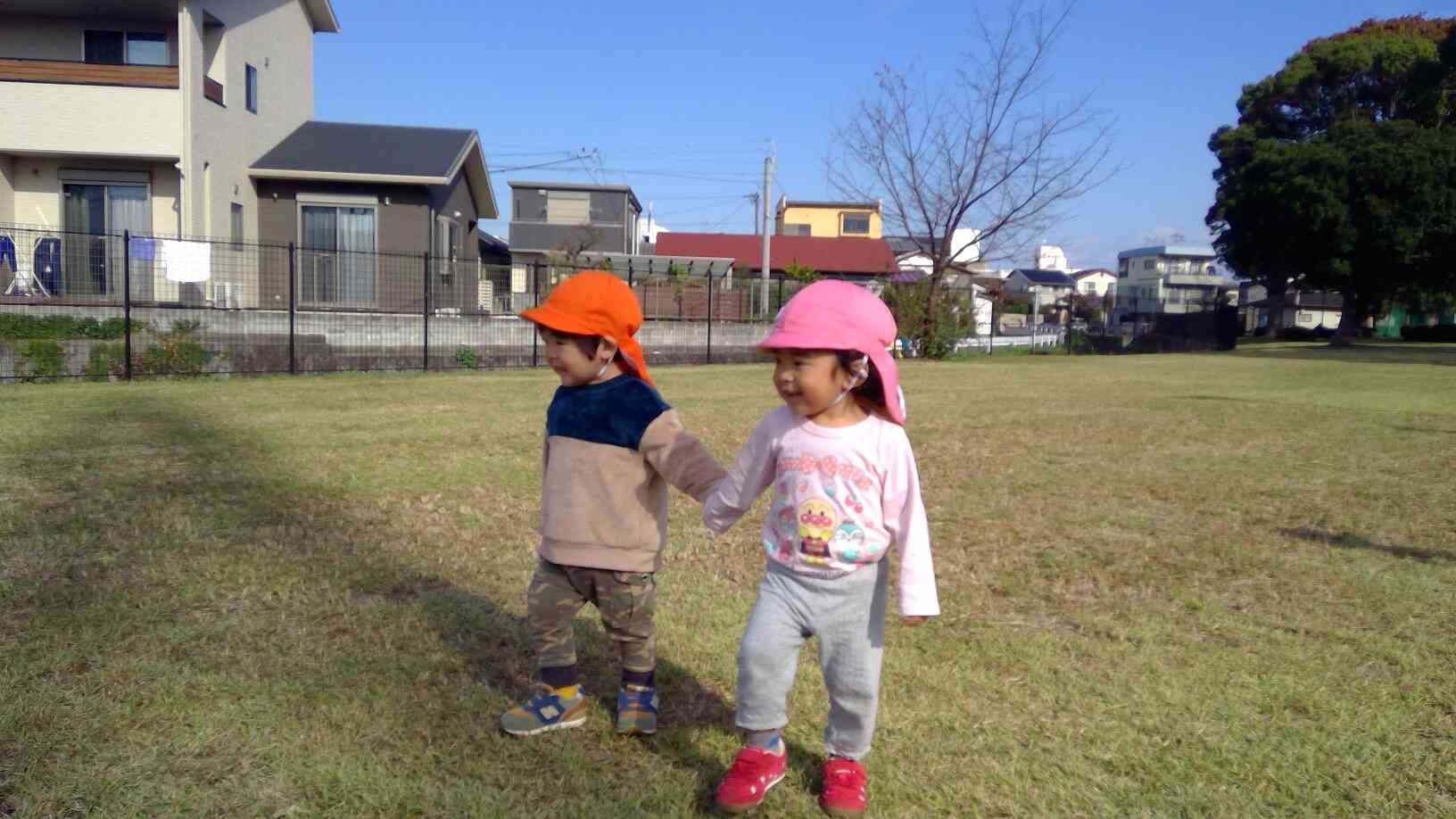 仲良くおててをつないで！