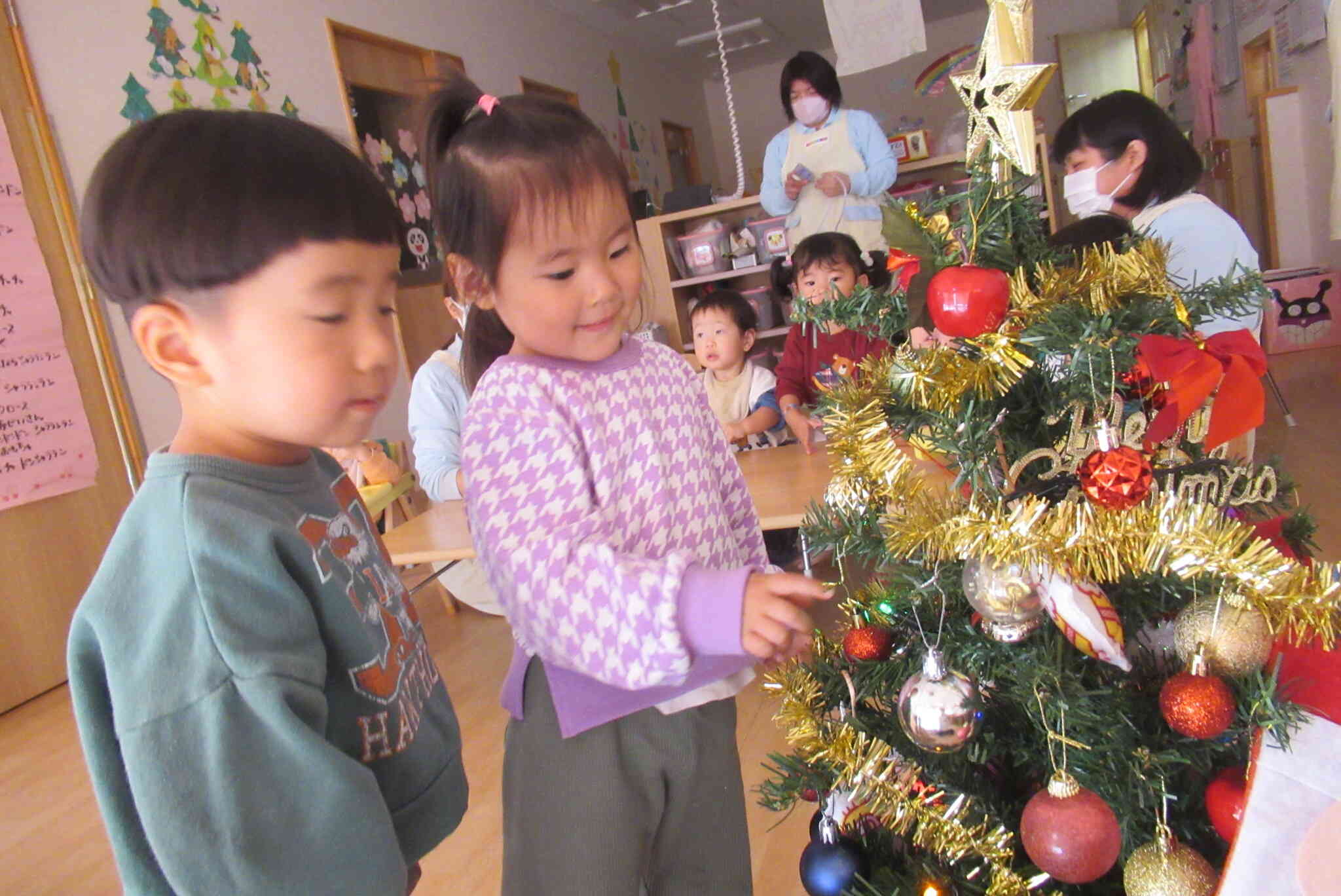 クリスマスツリーの飾りつけ！