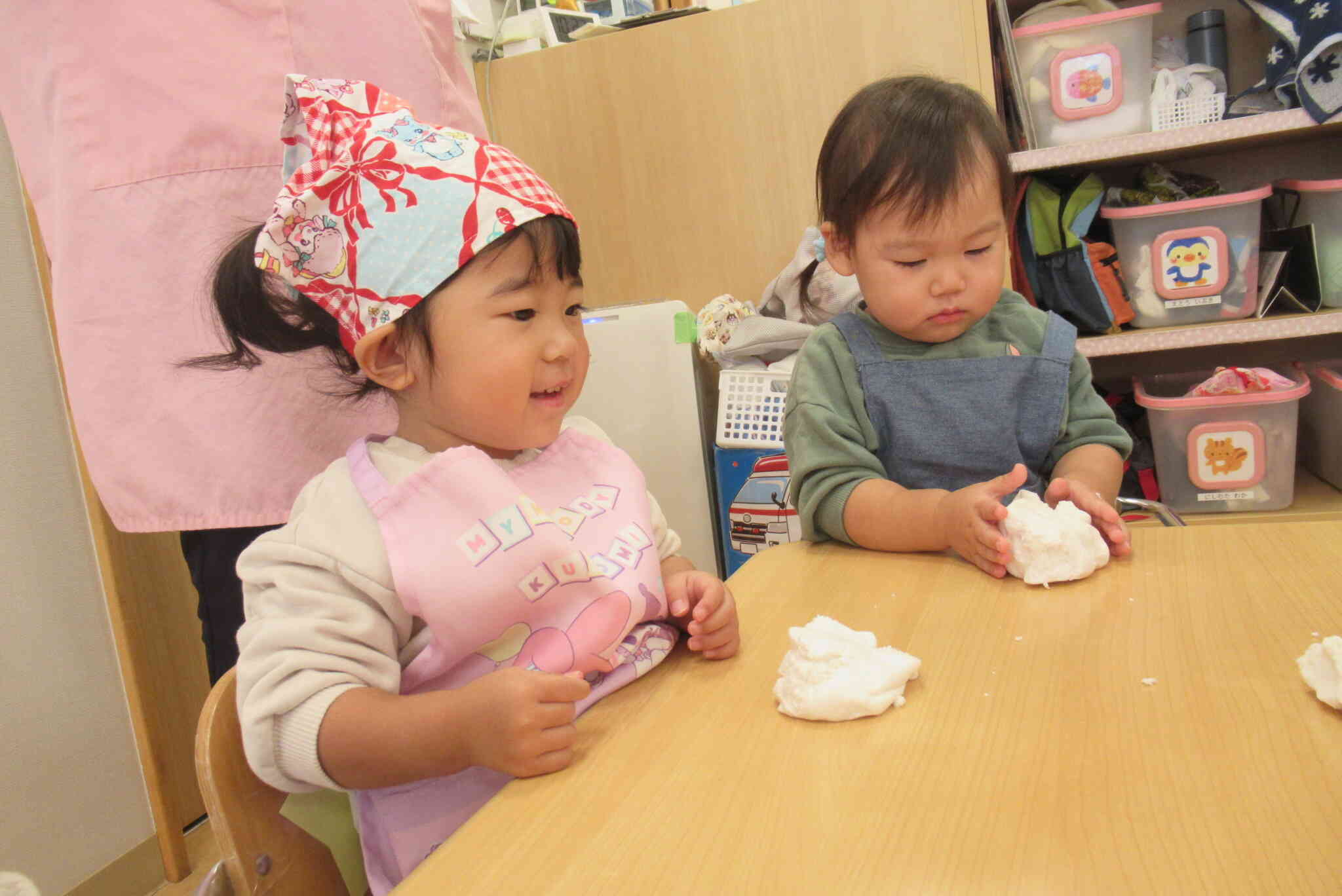 米粉粘土をこねこね。