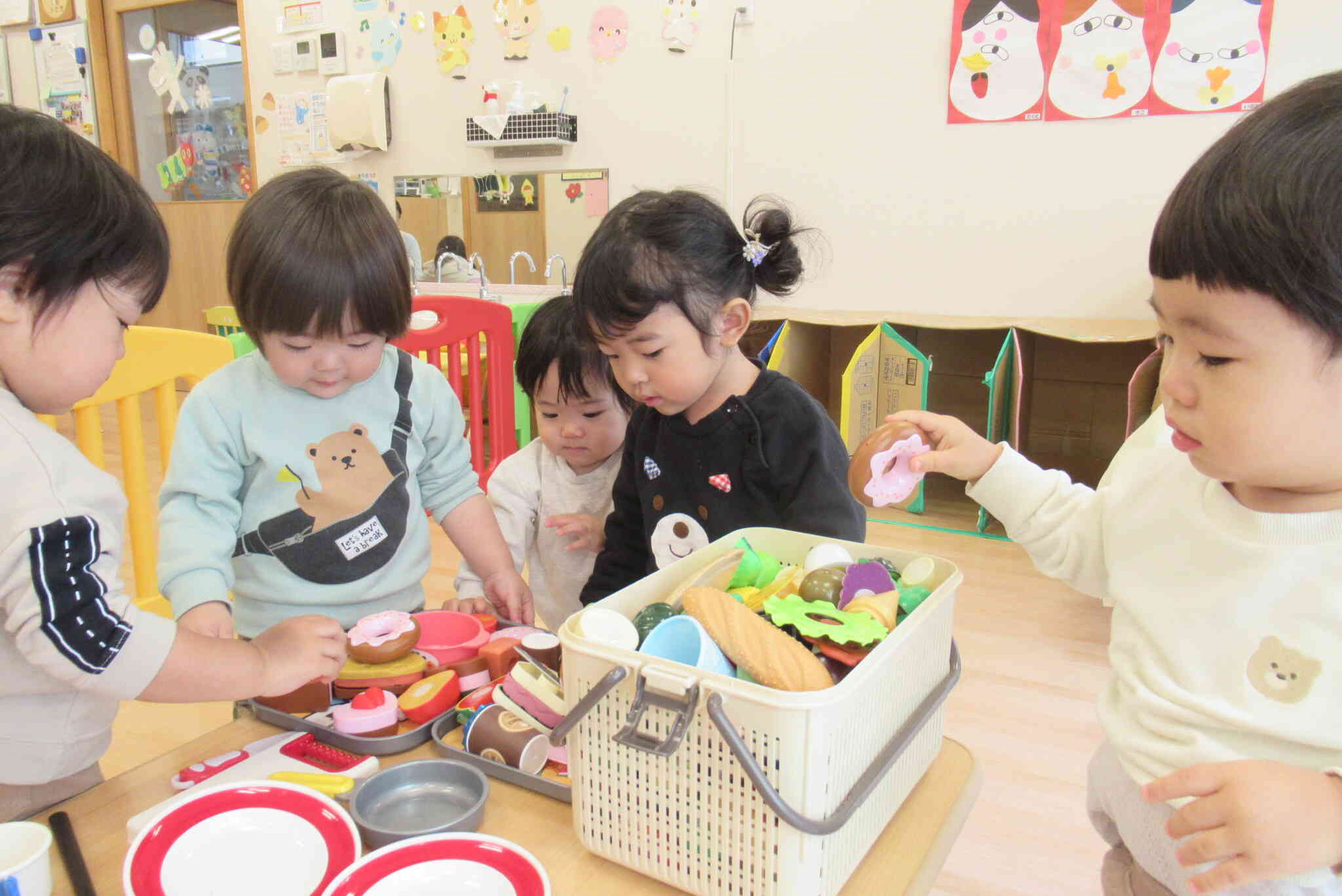 みんなでごちそうを作っています。