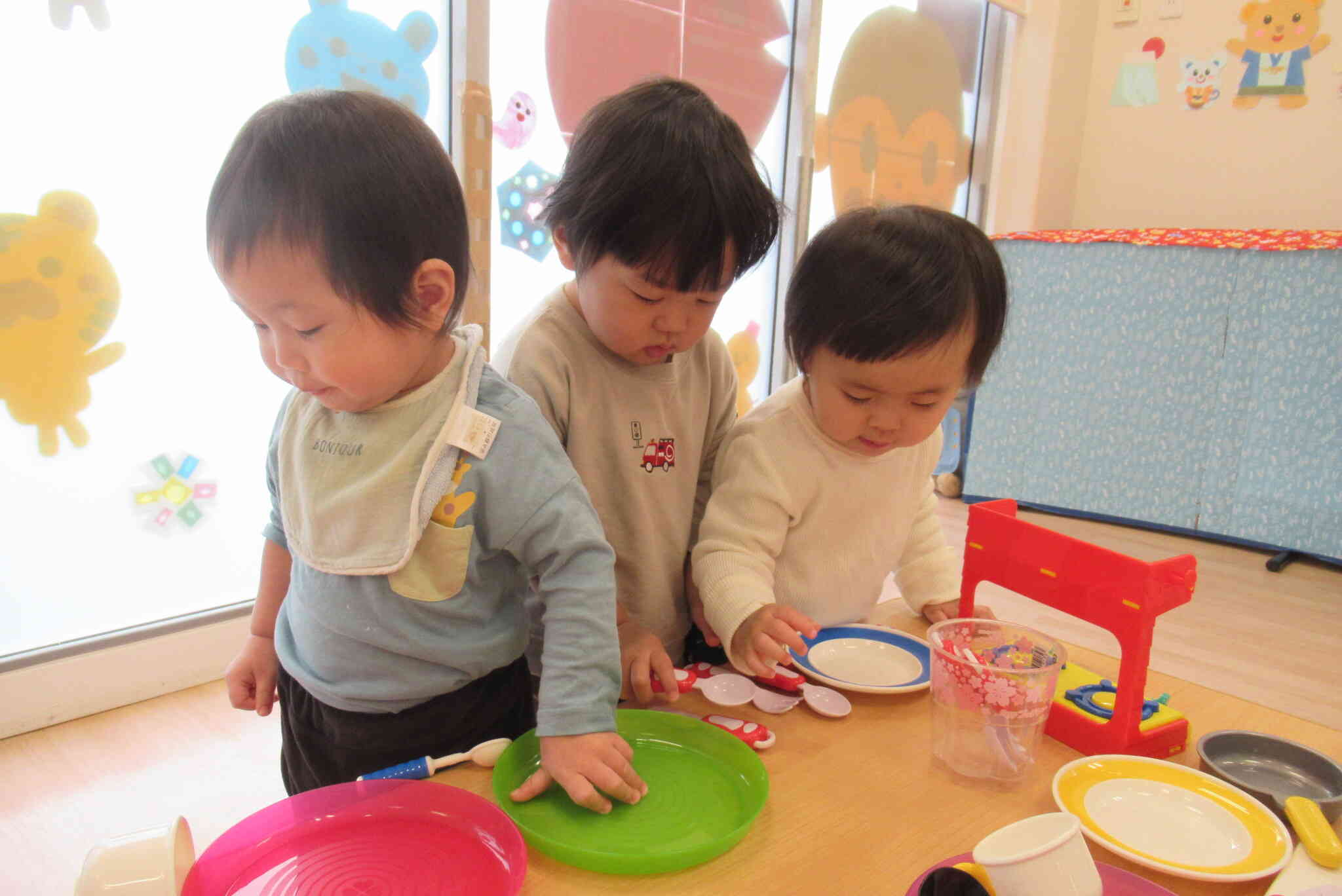 お皿を並べてクッキングスタート！